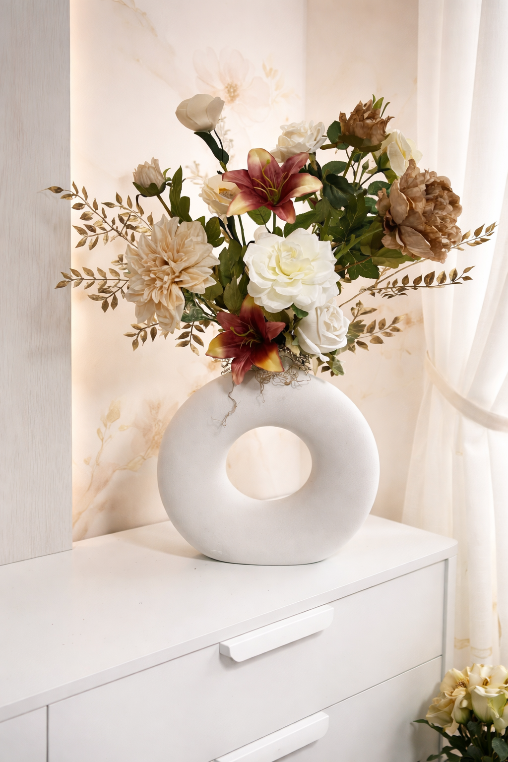 zijden bloemstuk wit goud met design vaas interieur decoratie luxe stijl
