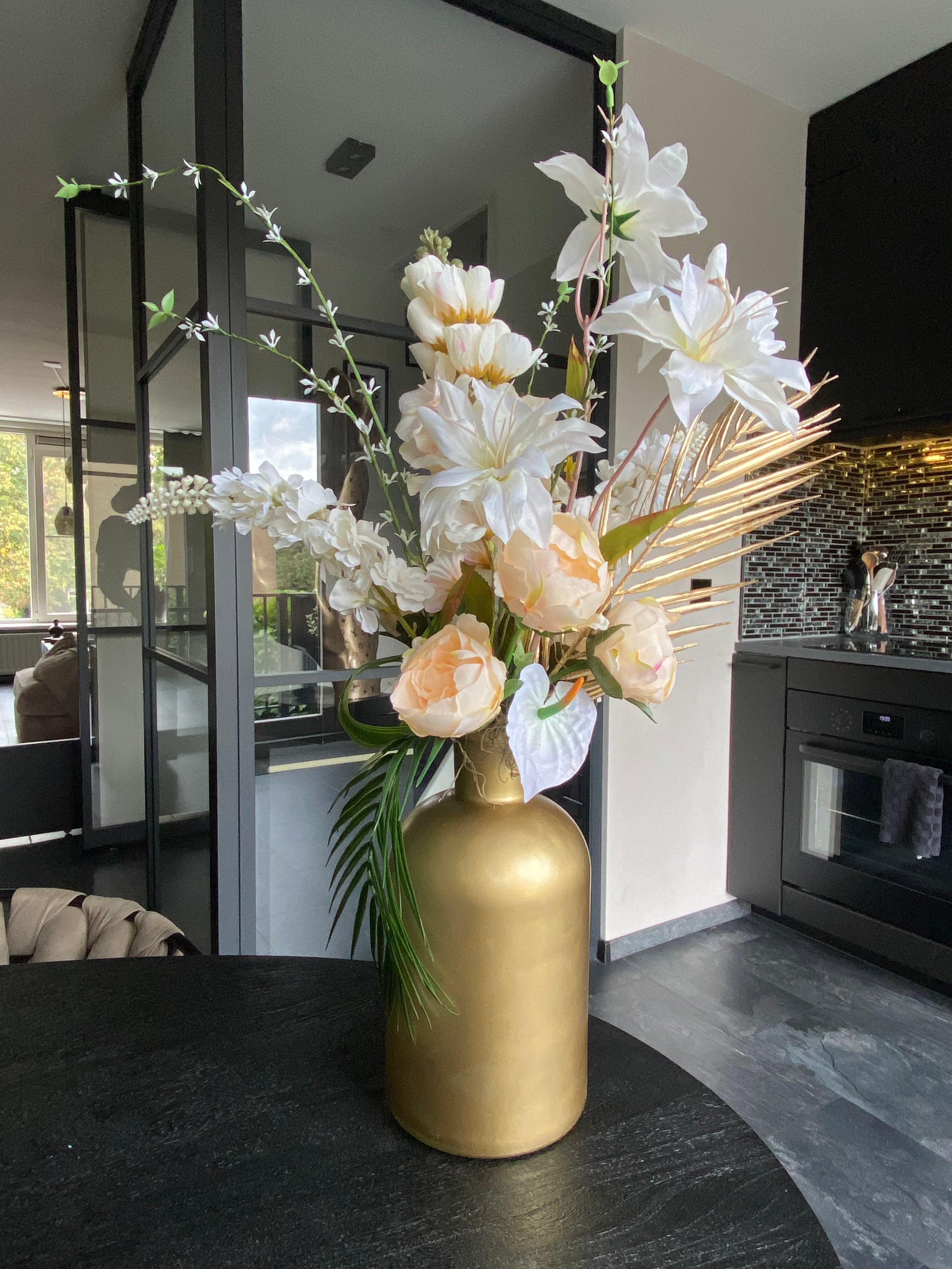 Golden Ivory Hotel Chic – Luxe Kunstbloemen Bloemstuk met Gouden Vaas (15759500378460)