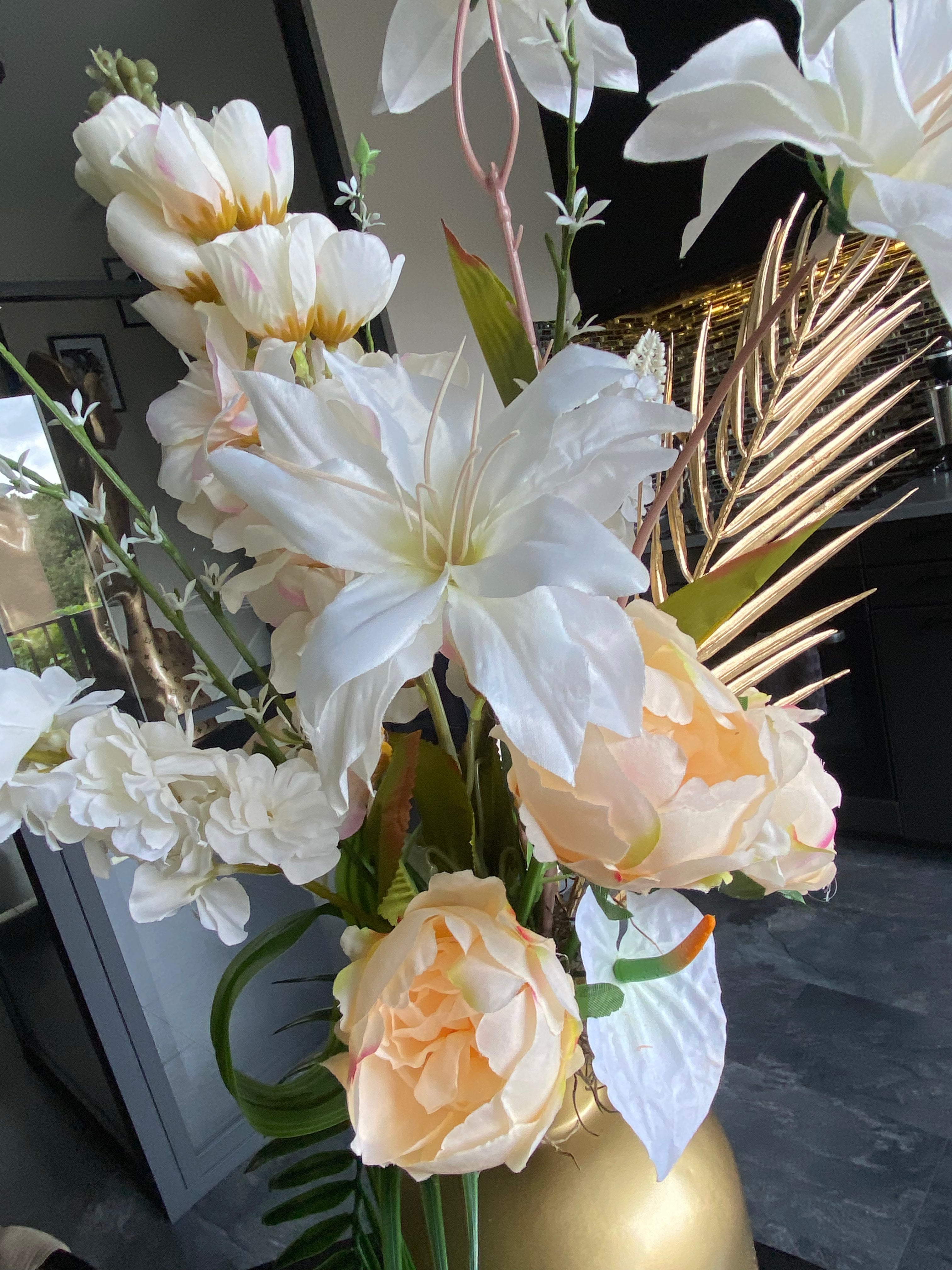 Golden Ivory Hotel Chic – Luxe Kunstbloemen Bloemstuk met Gouden Vaas (15759500378460)