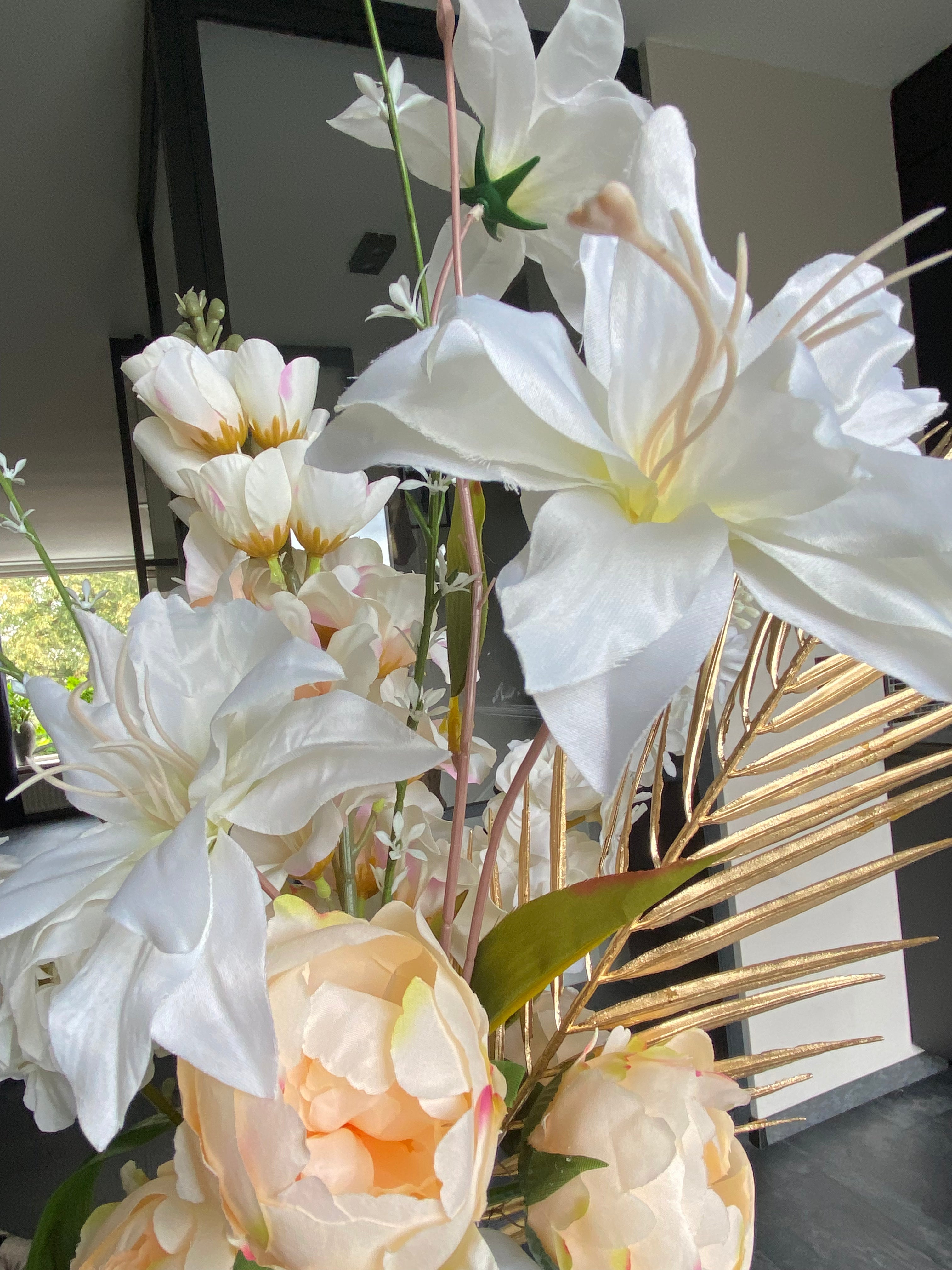 Golden Ivory Hotel Chic – Luxe Kunstbloemen Bloemstuk met Gouden Vaas (15759500378460)