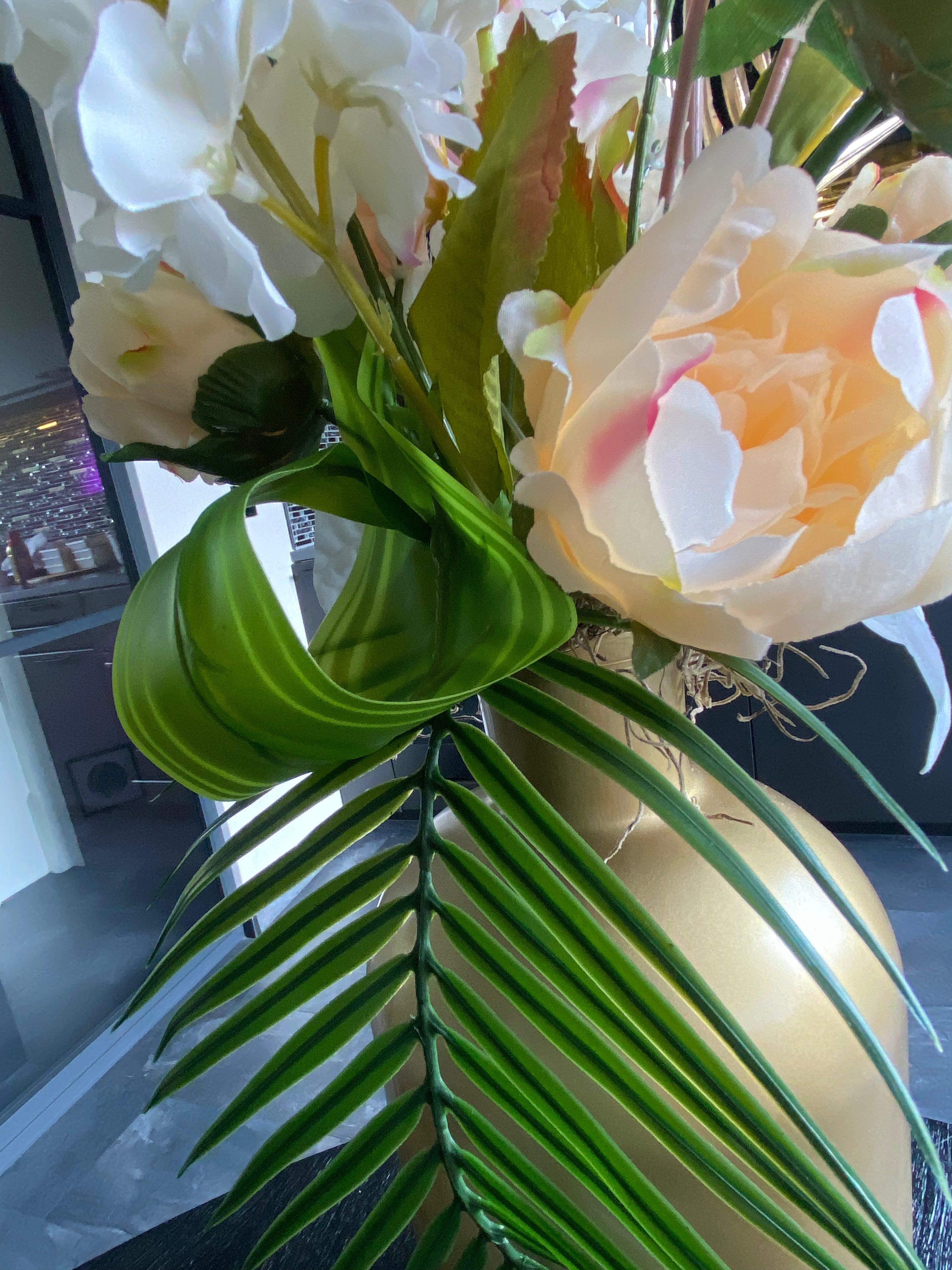 Golden Ivory Hotel Chic – Luxe Kunstbloemen Bloemstuk met Gouden Vaas (15759500378460)