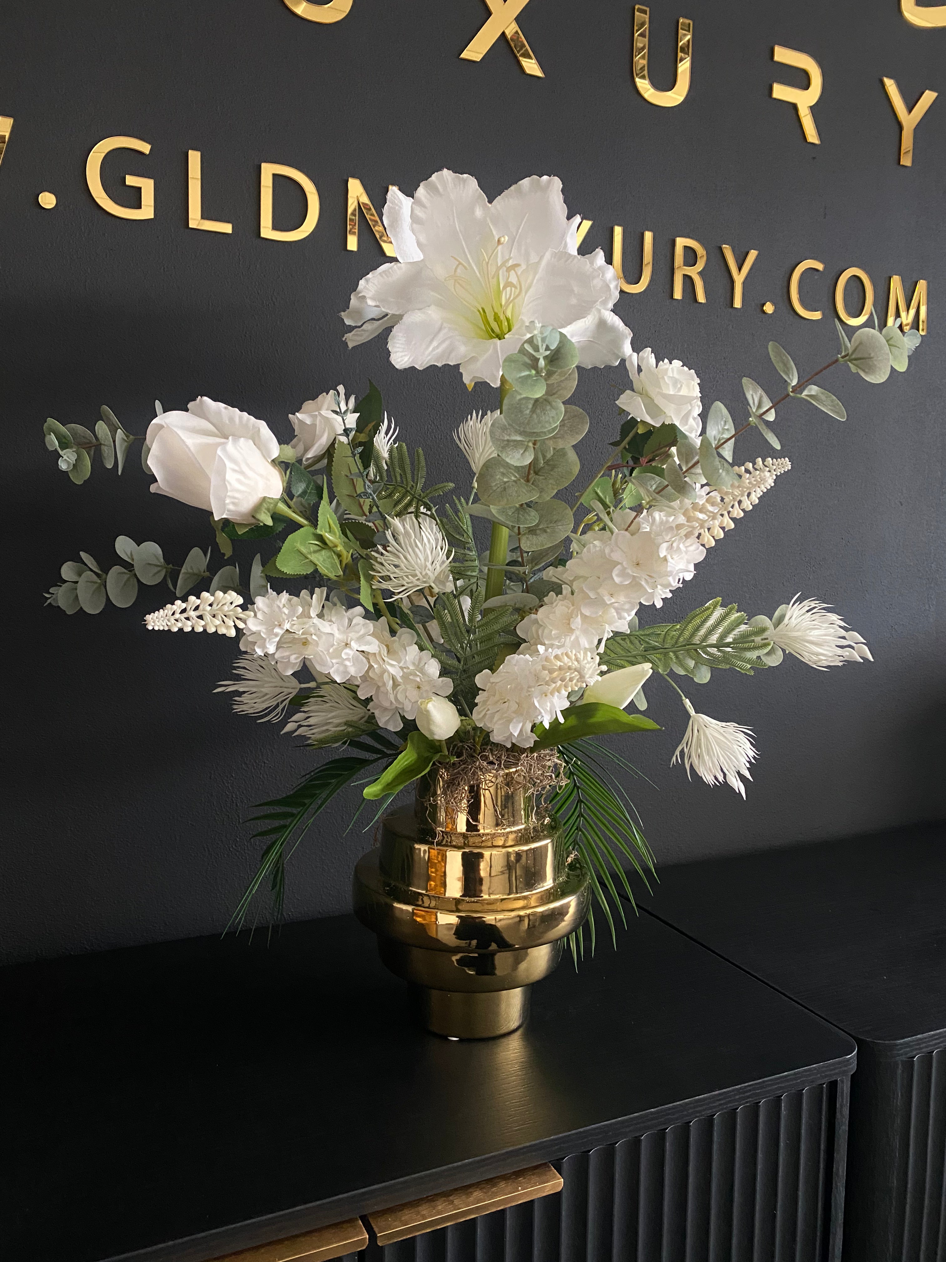 Hotel Chique Kunstbloemstuk met Gouden Vaas – Wit 70cm