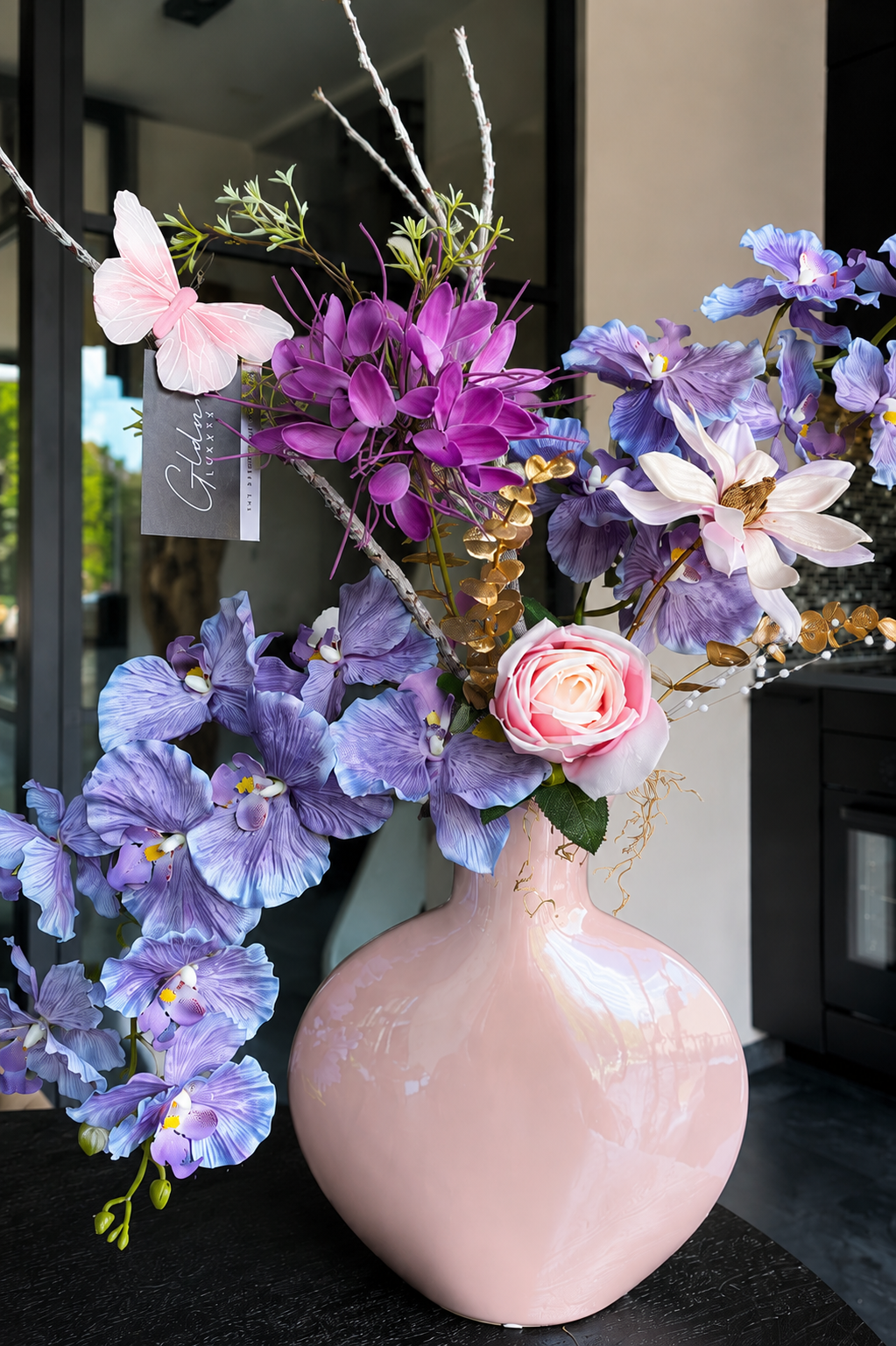 Butterfly Dreams – Composition de Fleurs Artificielles Luxe avec Orchidées