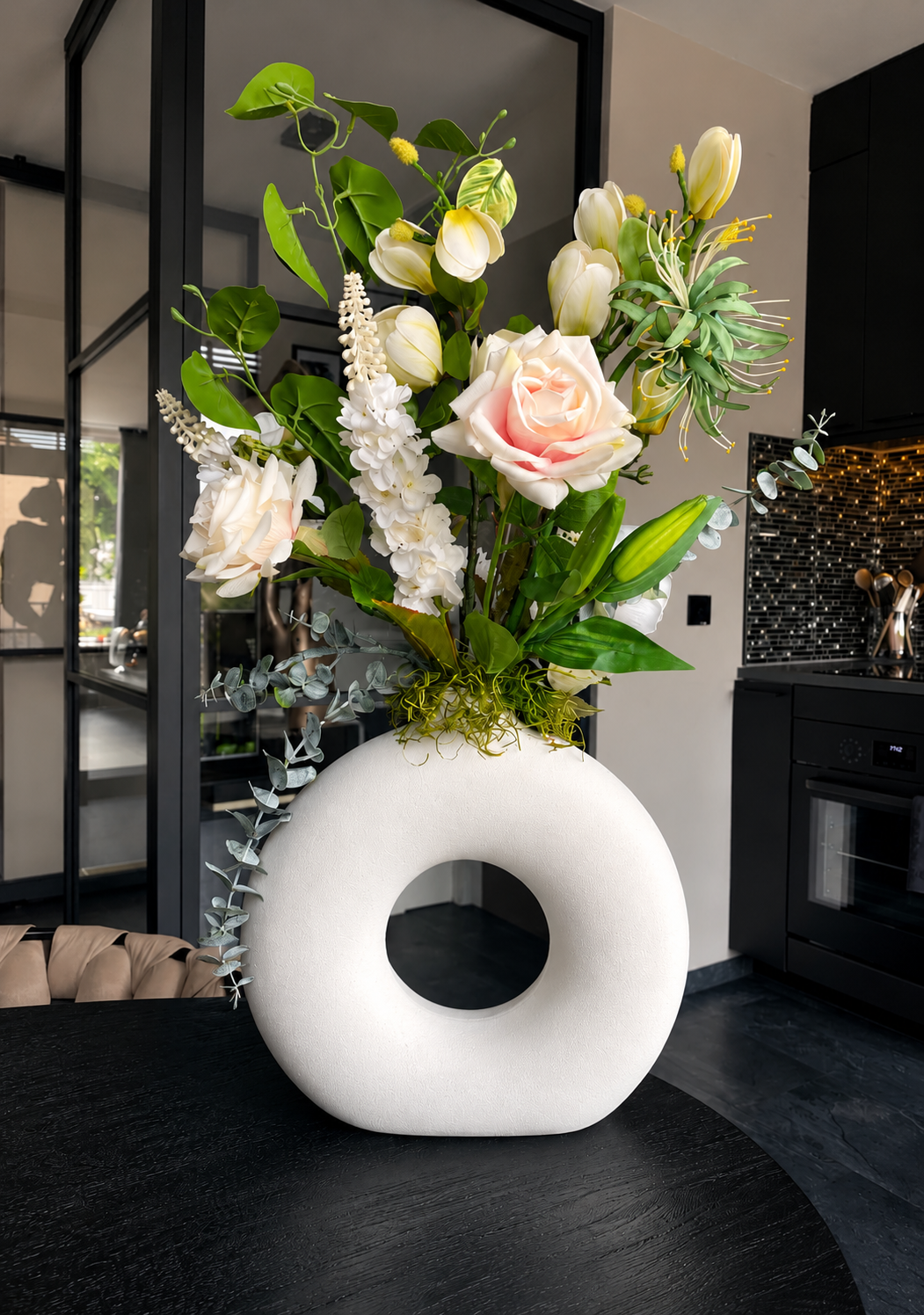 Exclusieve Witte Designvaas met Luxe Kunstbloemen