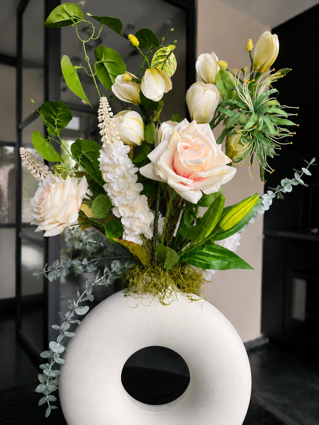 Exclusieve Witte Designvaas met Luxe Kunstbloemen
