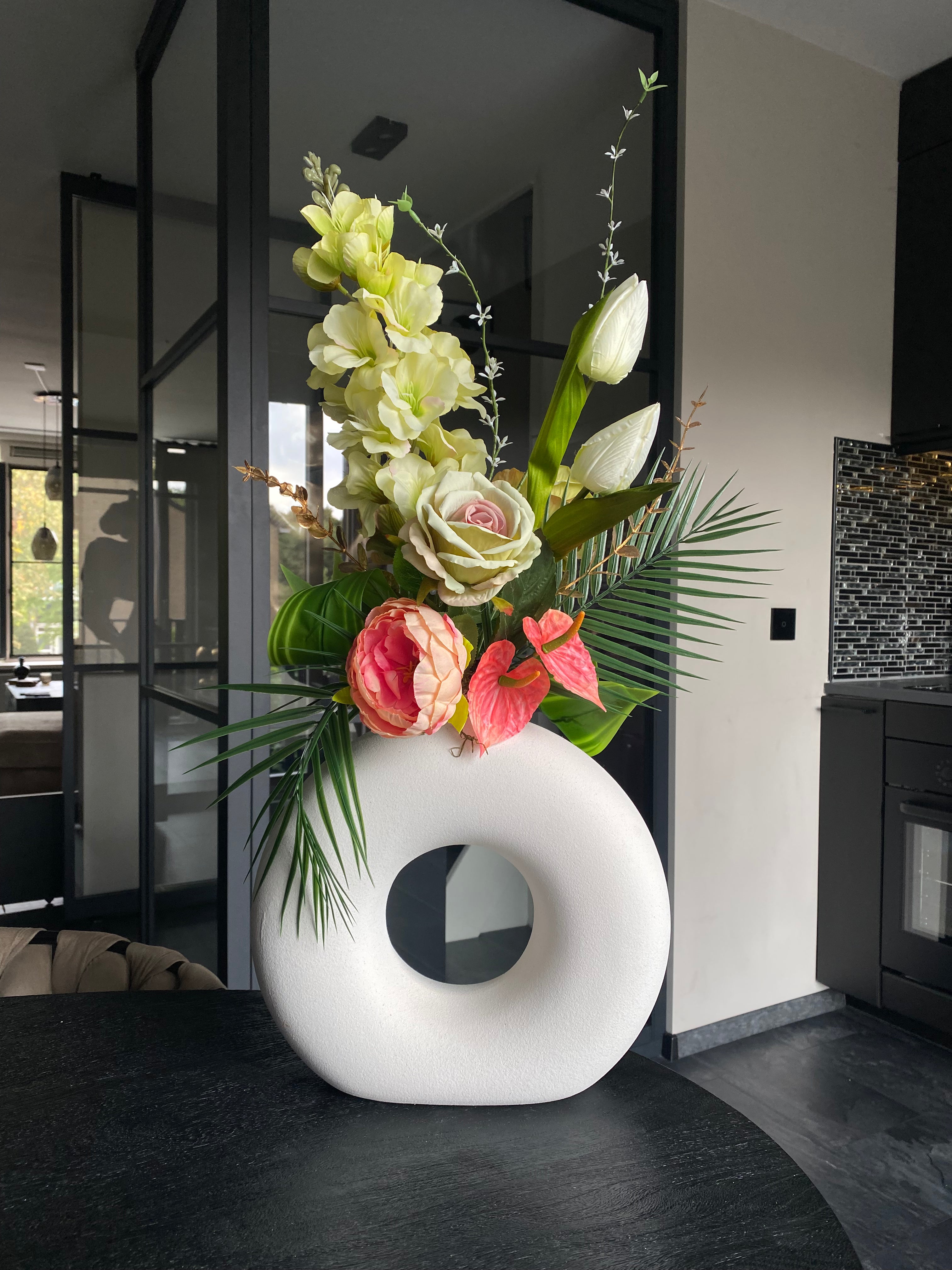 Ivory Blush Elegance – Composition Florale de Luxe en Fleurs Artificielles avec Vase Design Blanc – 70 cm