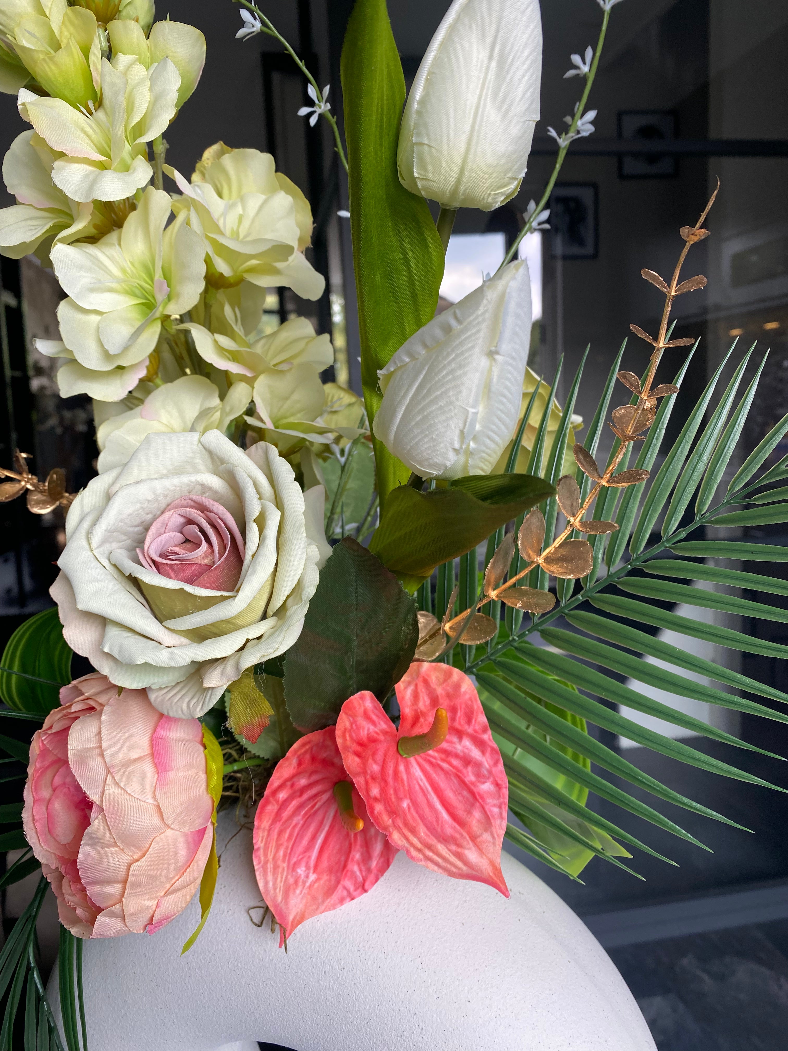 Ivory Blush Elegance – Composition Florale de Luxe en Fleurs Artificielles avec Vase Design Blanc – 70 cm