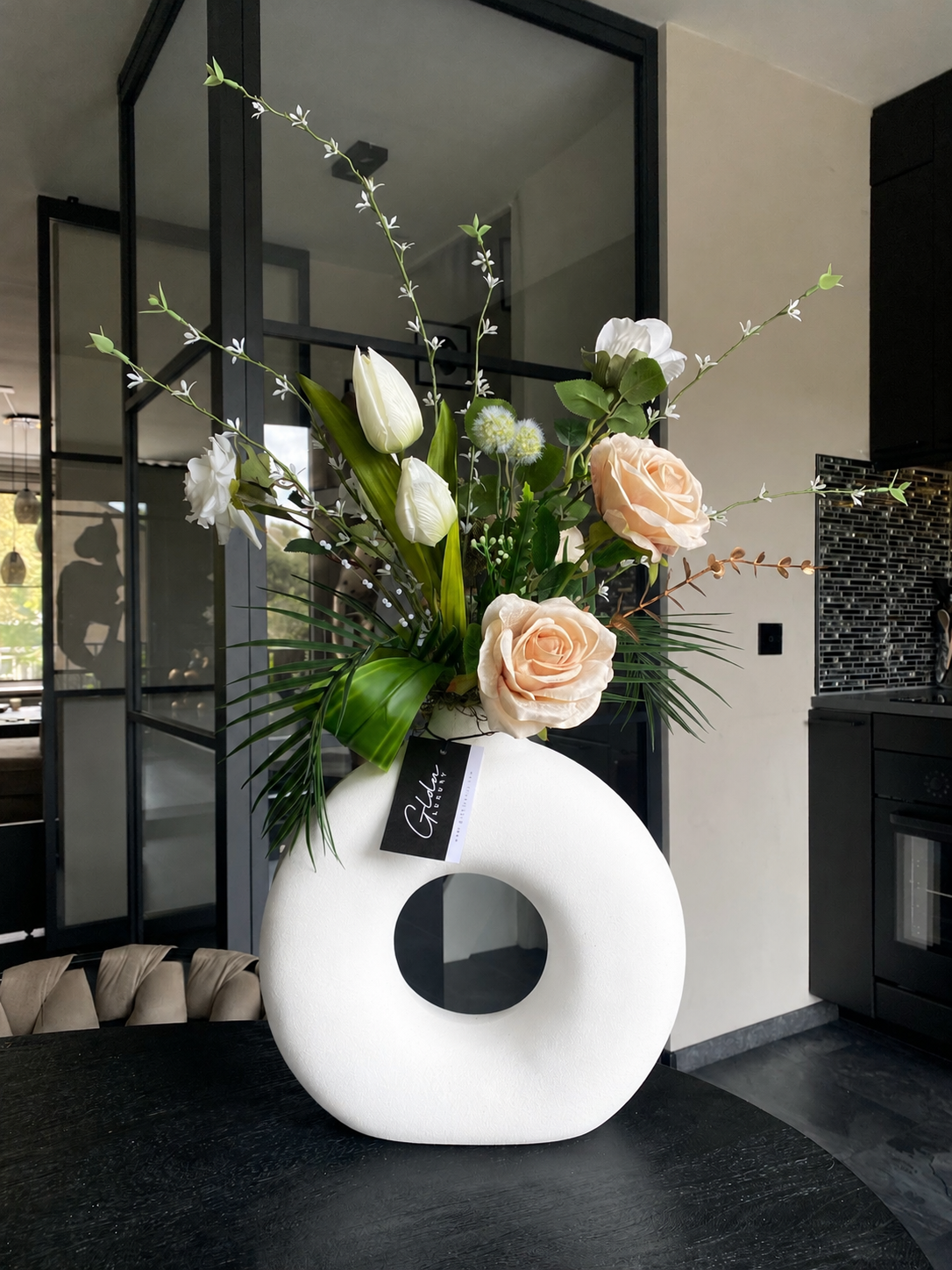 Ivory Blush Luxury – Composition Florale Artificielle de Luxe avec Tulipes & Roses Blanches