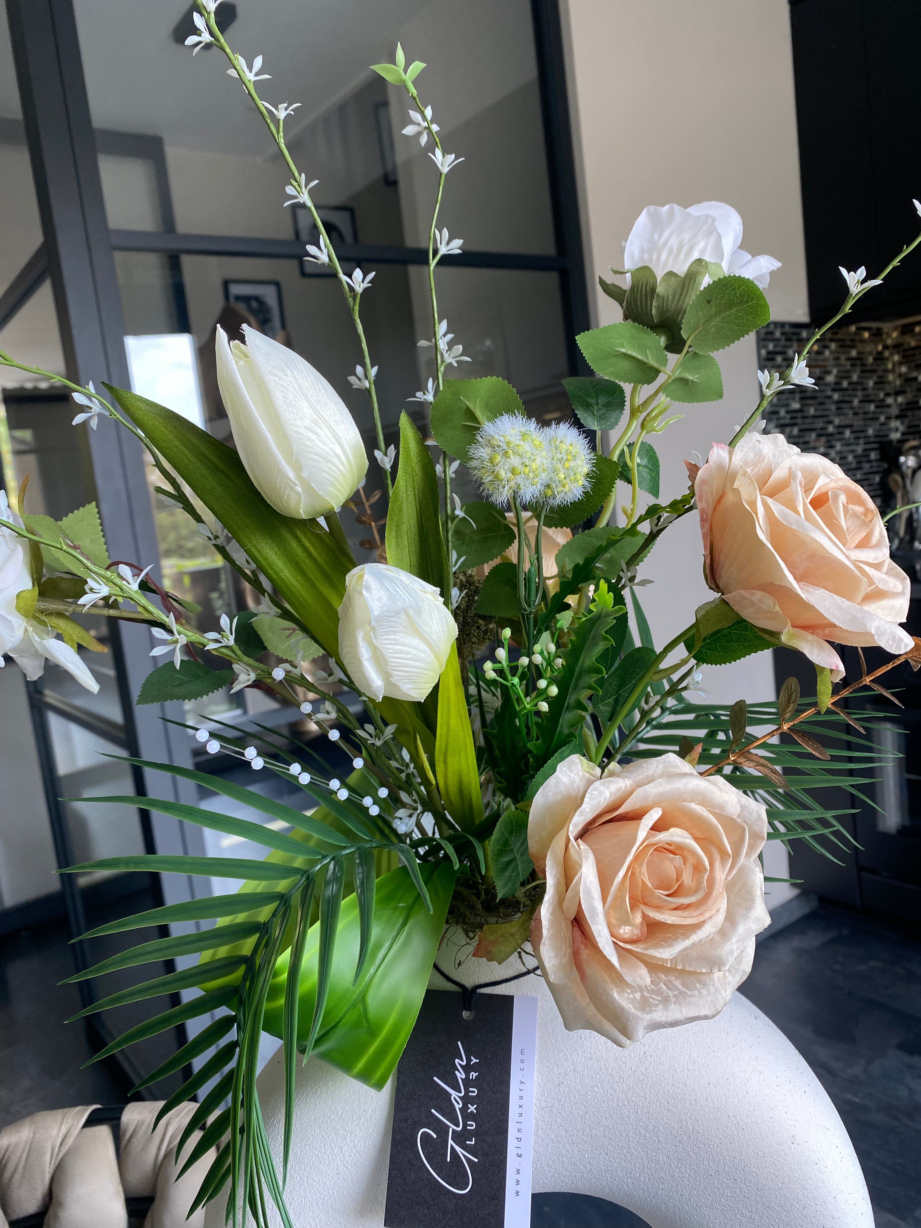 Ivory Blush Luxury – Composition Florale Artificielle de Luxe avec Tulipes & Roses Blanches