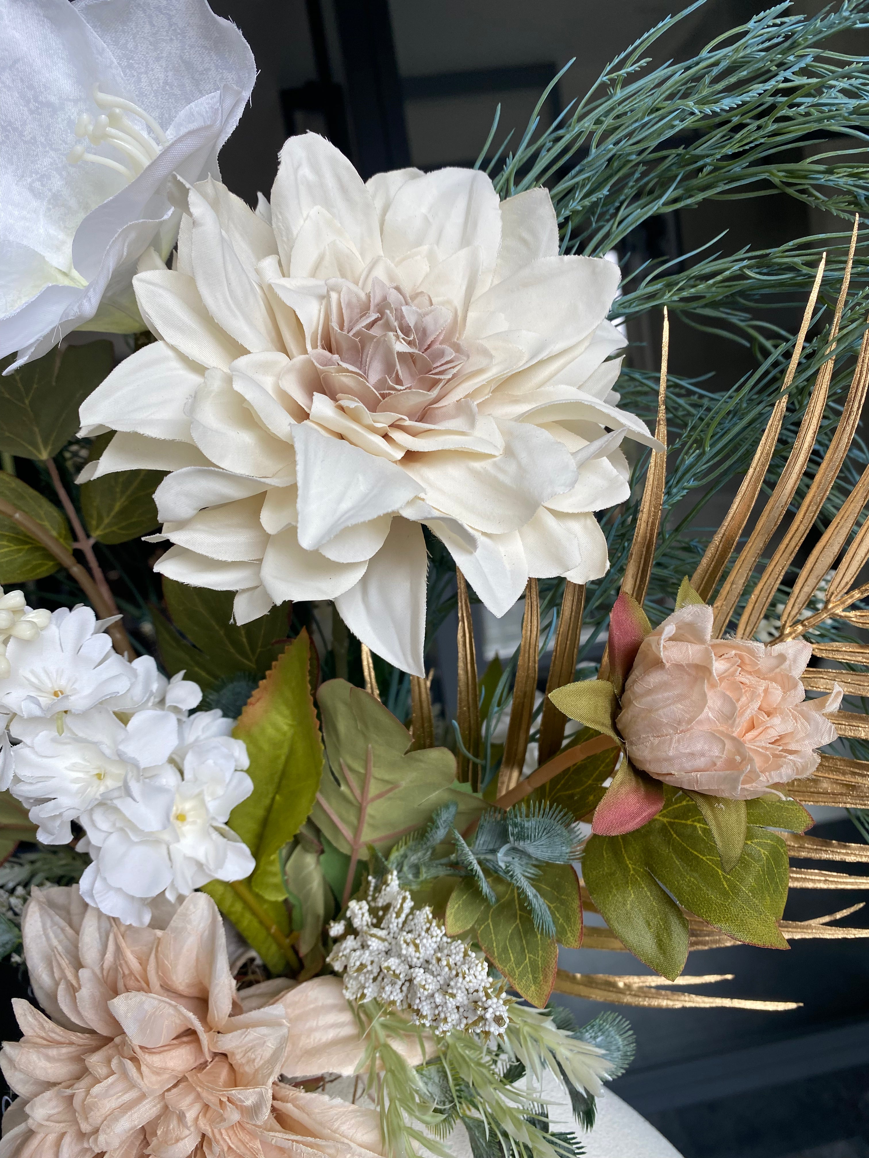 Élégance Ivoire Doré – Composition Florale Artificielle de Luxe Crème, Blanc & Or avec Vase Design | ±70 cm
