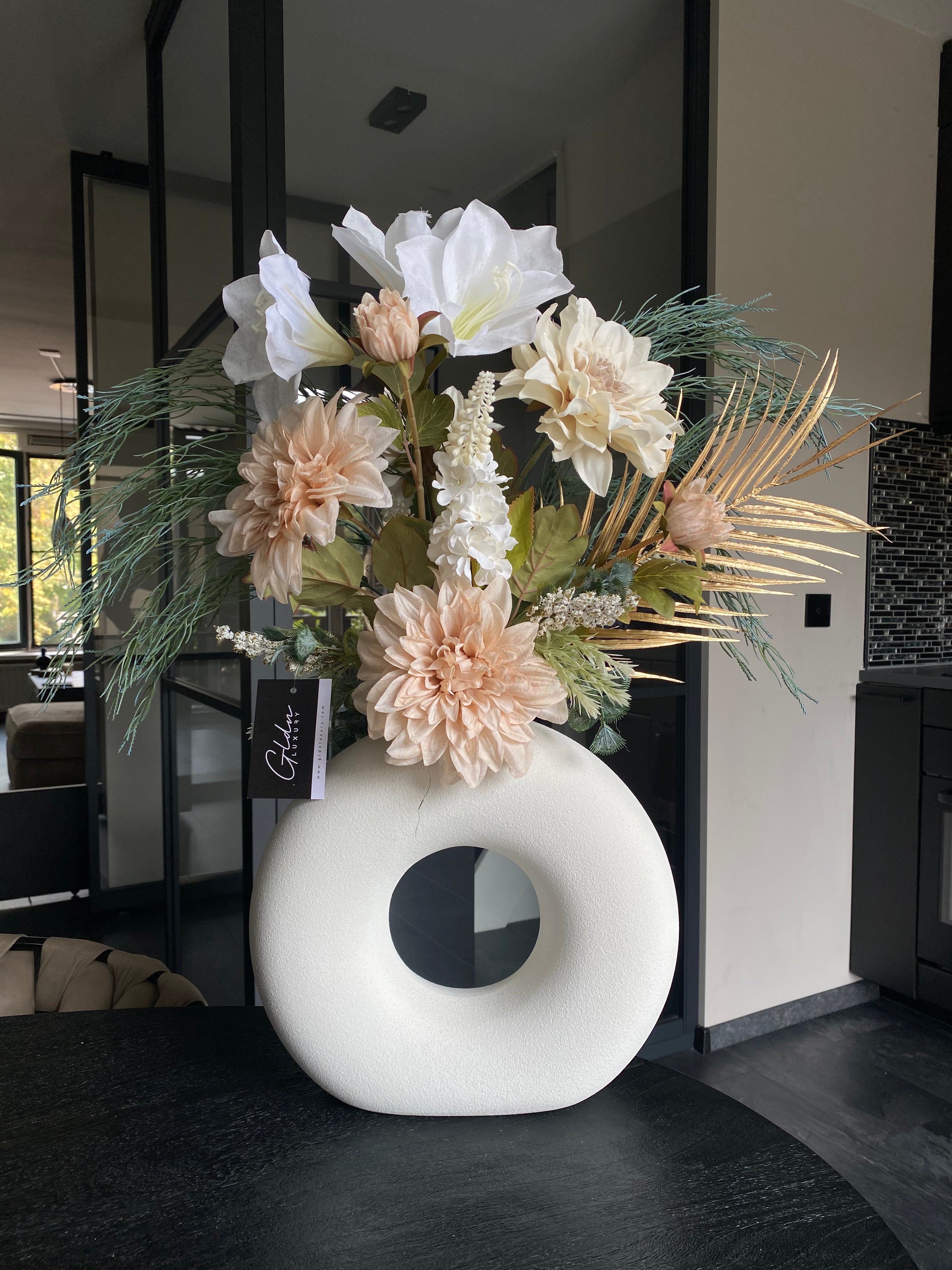 Élégance Ivoire Doré – Composition Florale Artificielle de Luxe Crème, Blanc & Or avec Vase Design | ±70 cm