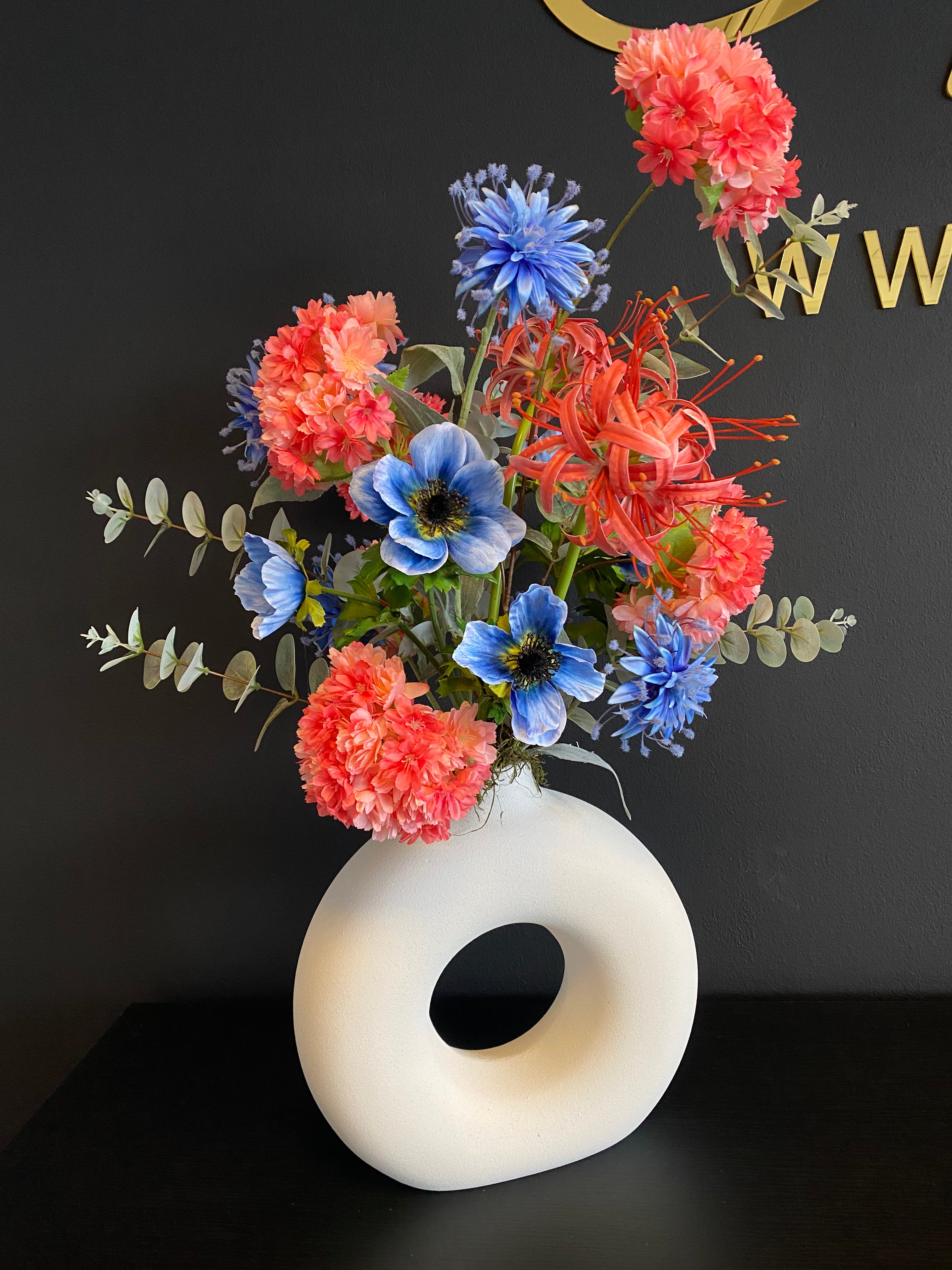 Kleurrijk Luxe Kunstbloemstuk met Witte Designvaas – Roze & Blauw | 75 cm