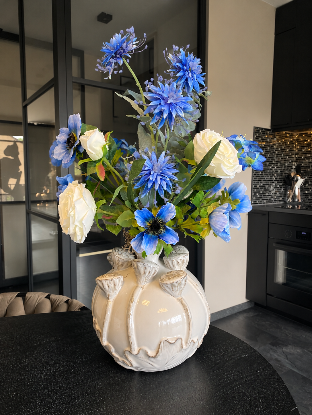 Luxe Blauw-Wit Bloemstuk met Organische Crème Vaas