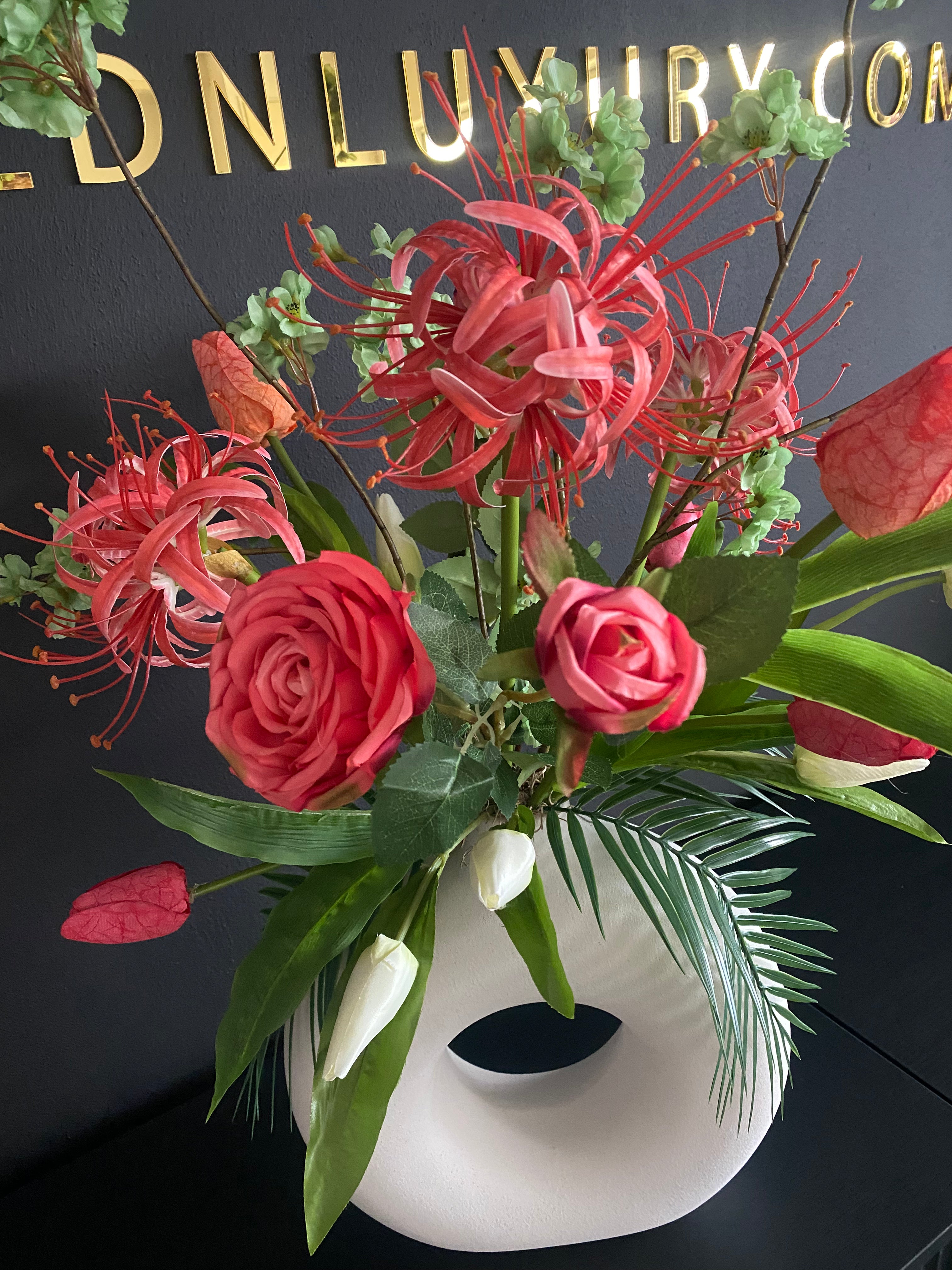 Luxe Koraal & Roze Kunstbloemstuk met Witte Vaas – Groene Zijden Bloesem | 75 cm