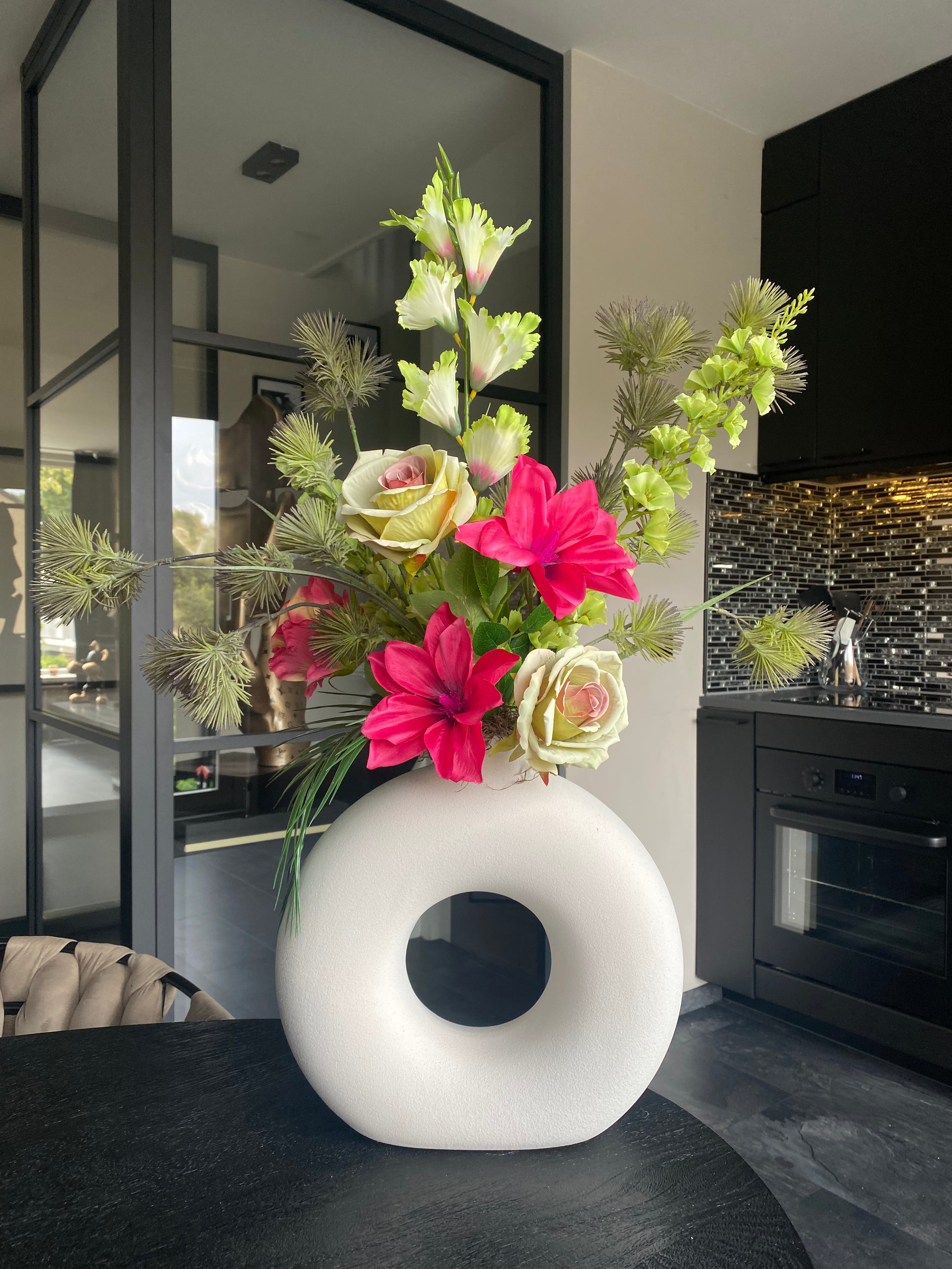 Composition florale artificielle de luxe Fuchsia & Vert avec Vase Blanc