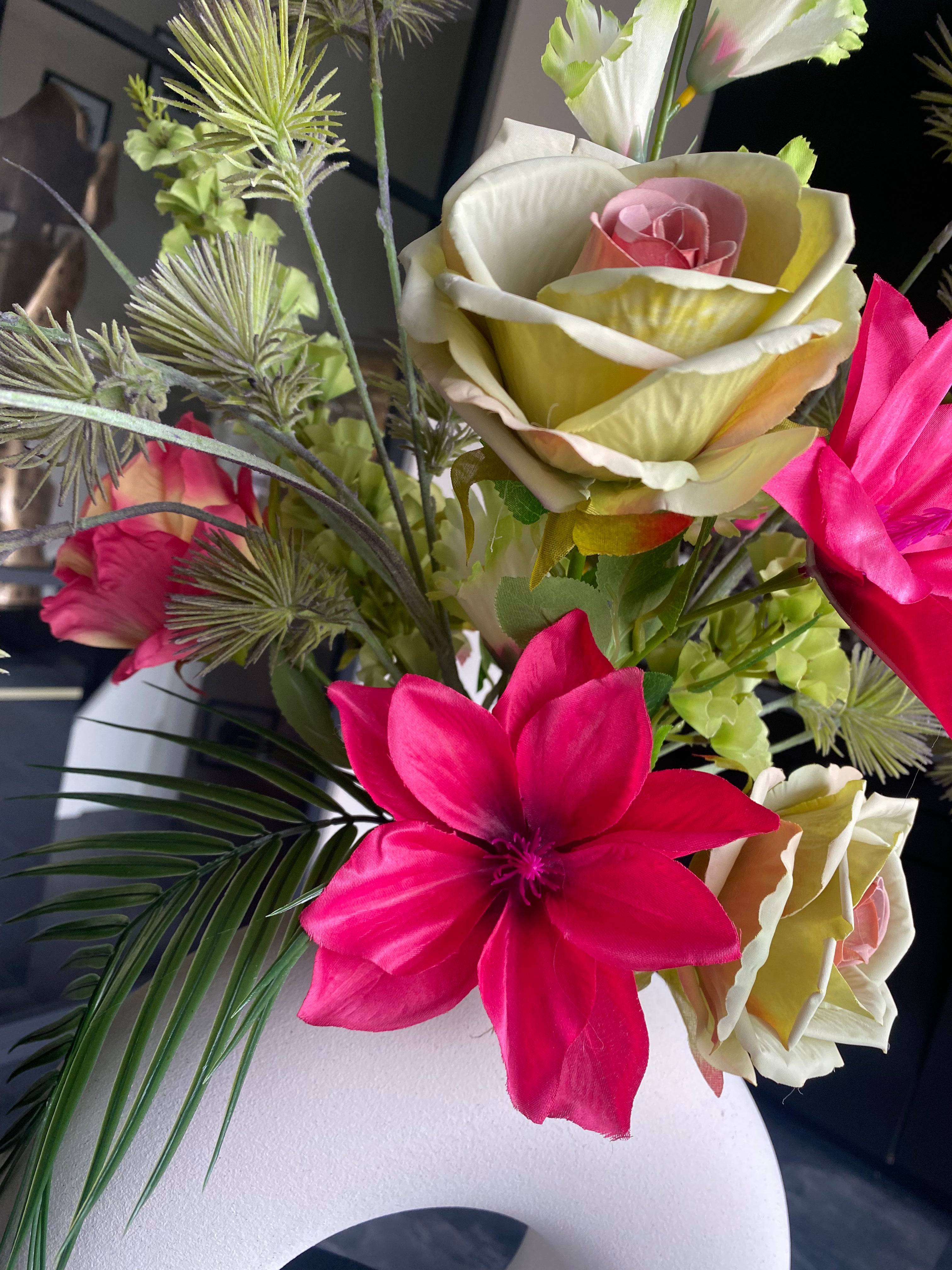 Luxe Kunstbloemstuk Fuchsia & Groen met Witte Vaas