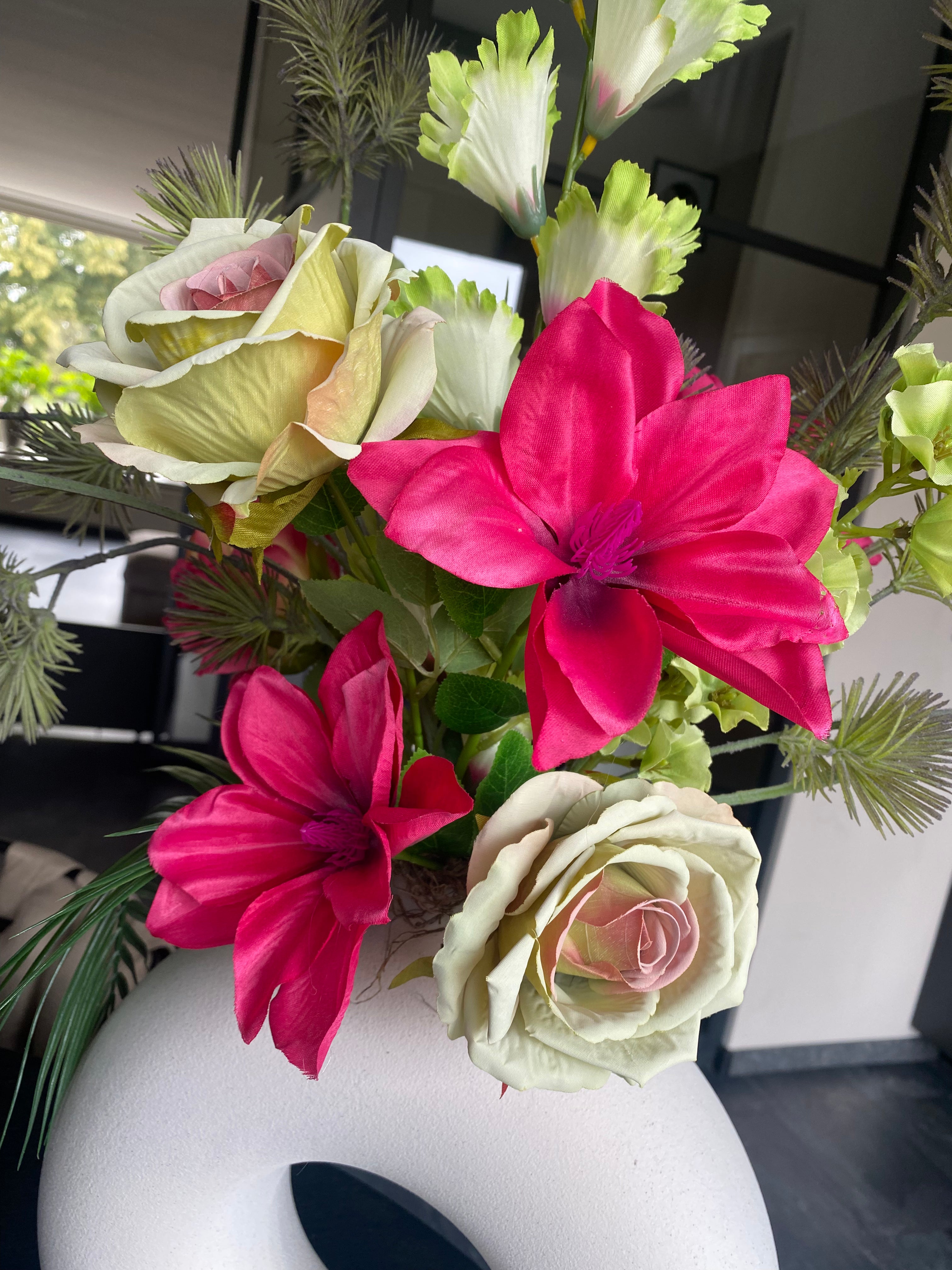 Luxe Kunstbloemstuk Fuchsia & Groen met Witte Vaas