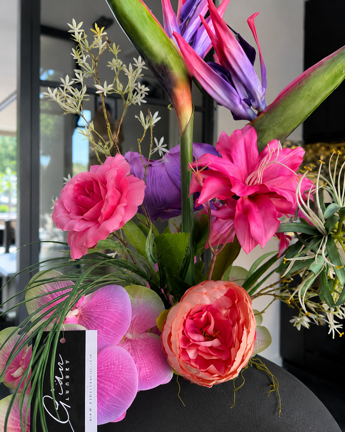 Luxe tropisch kunstbloemen bloemstuk van circa 70 cm met roze orchideeën, Strelitzia, zijden bloemen en moderne designvaas voor een stijlvol en exclusief interieur.