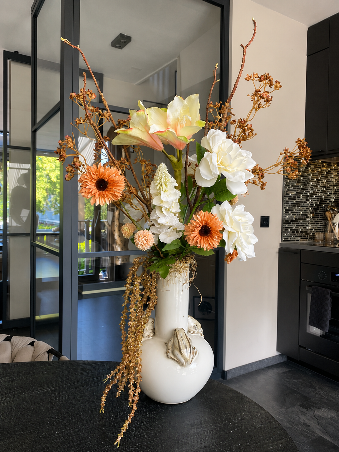 Luxe wit en perzik kunstbloemen bloemstuk van circa 70 cm inclusief elegante designvaas met magnolia's, gerbera's en zijden bloemen voor een stijlvol en modern interieur.
