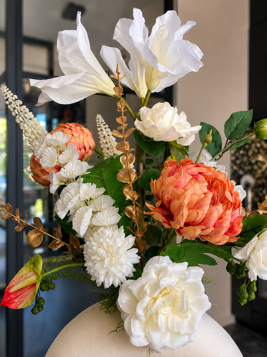 Luxe wit en perzik kunstbloemen bloemstuk van circa 70 cm inclusief moderne witte designvaas met zijden bloemen voor een stijlvolle woonkamer en luxe interieur.