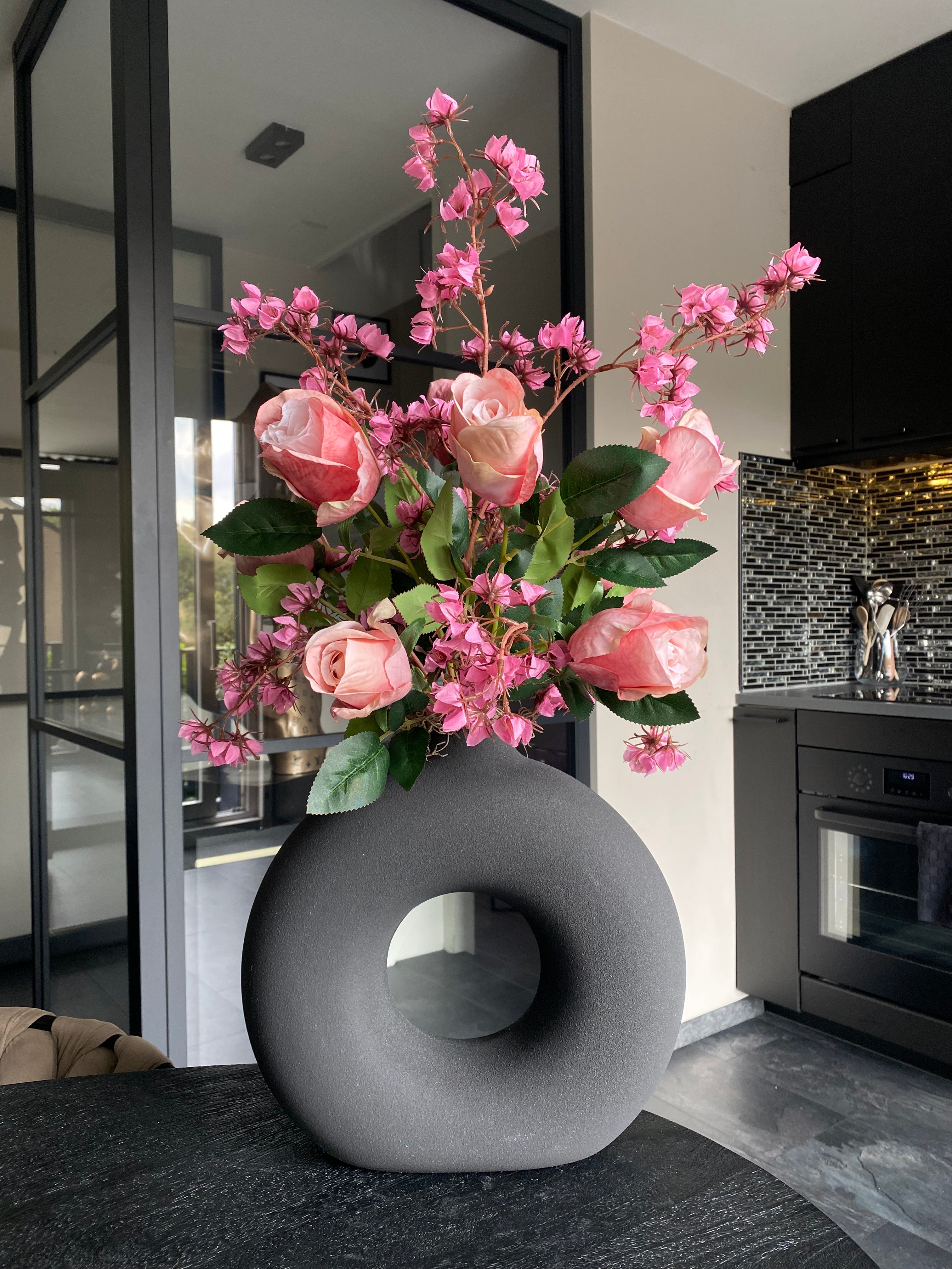 Rosé Blossom Elegance – Composition Florale Artificielle de Luxe avec Roses & Fleurs de Cerisier