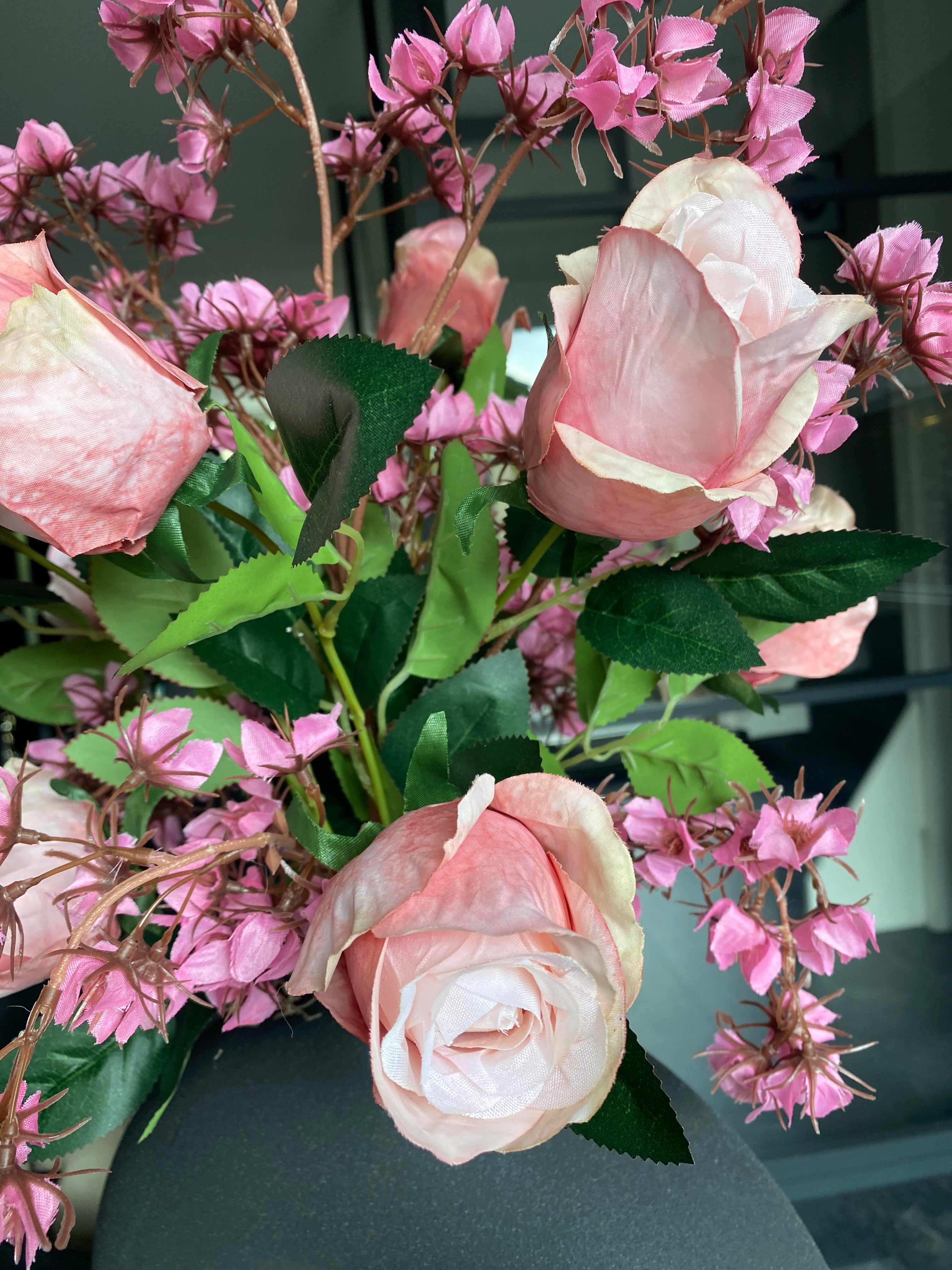 Rosé Blossom Elegance – Composition Florale Artificielle de Luxe avec Roses & Fleurs de Cerisier