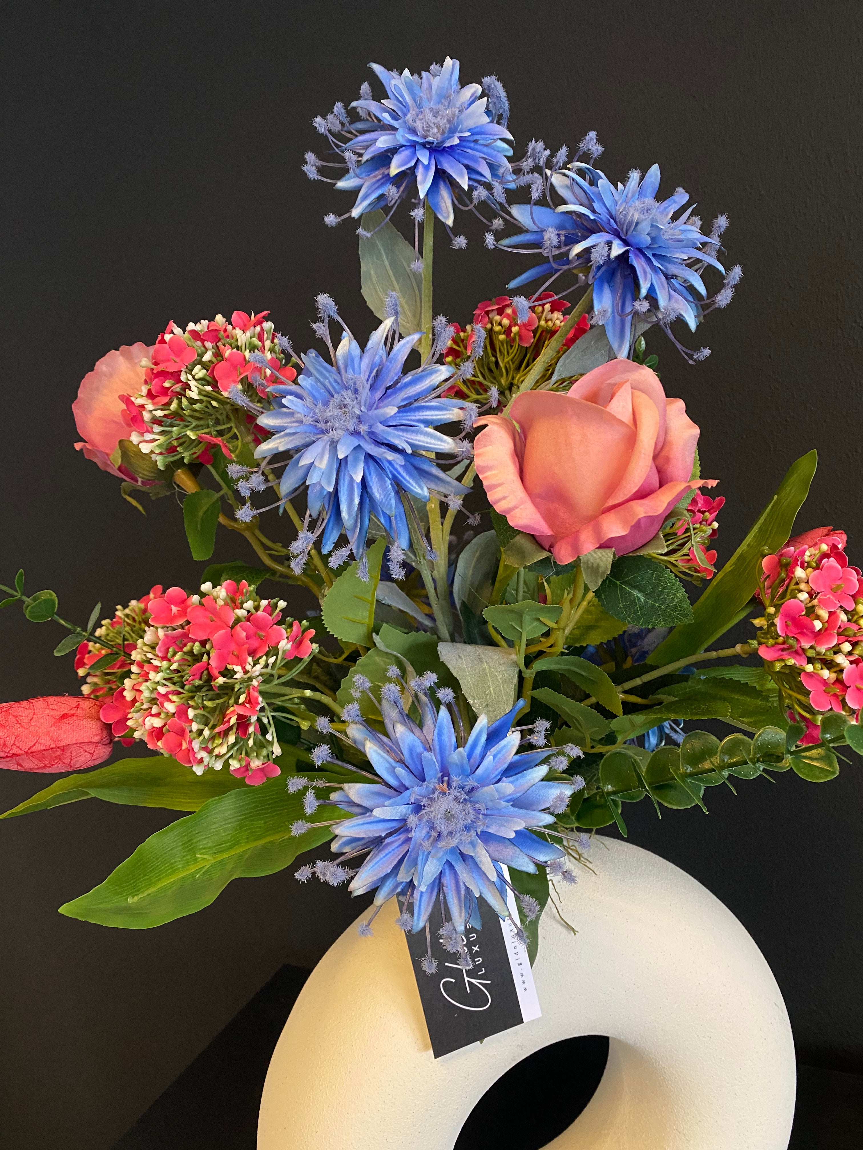 Luxe Kunstbloemstuk met Roze en Blauwe Bloemen