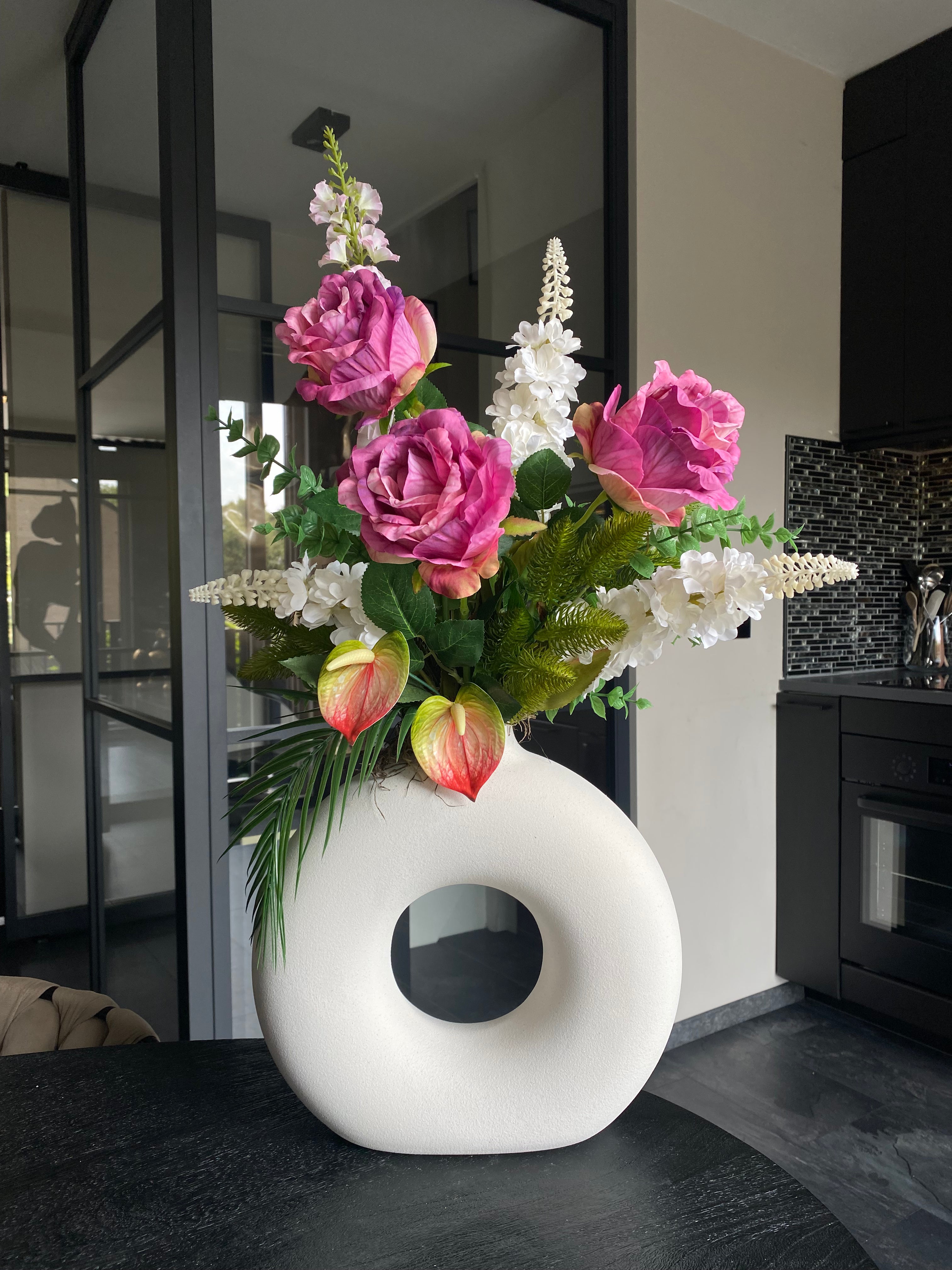 Royal Pink Elegance – Arrangement floral artificiel de luxe rose avec vase design blanc | ±70 cm