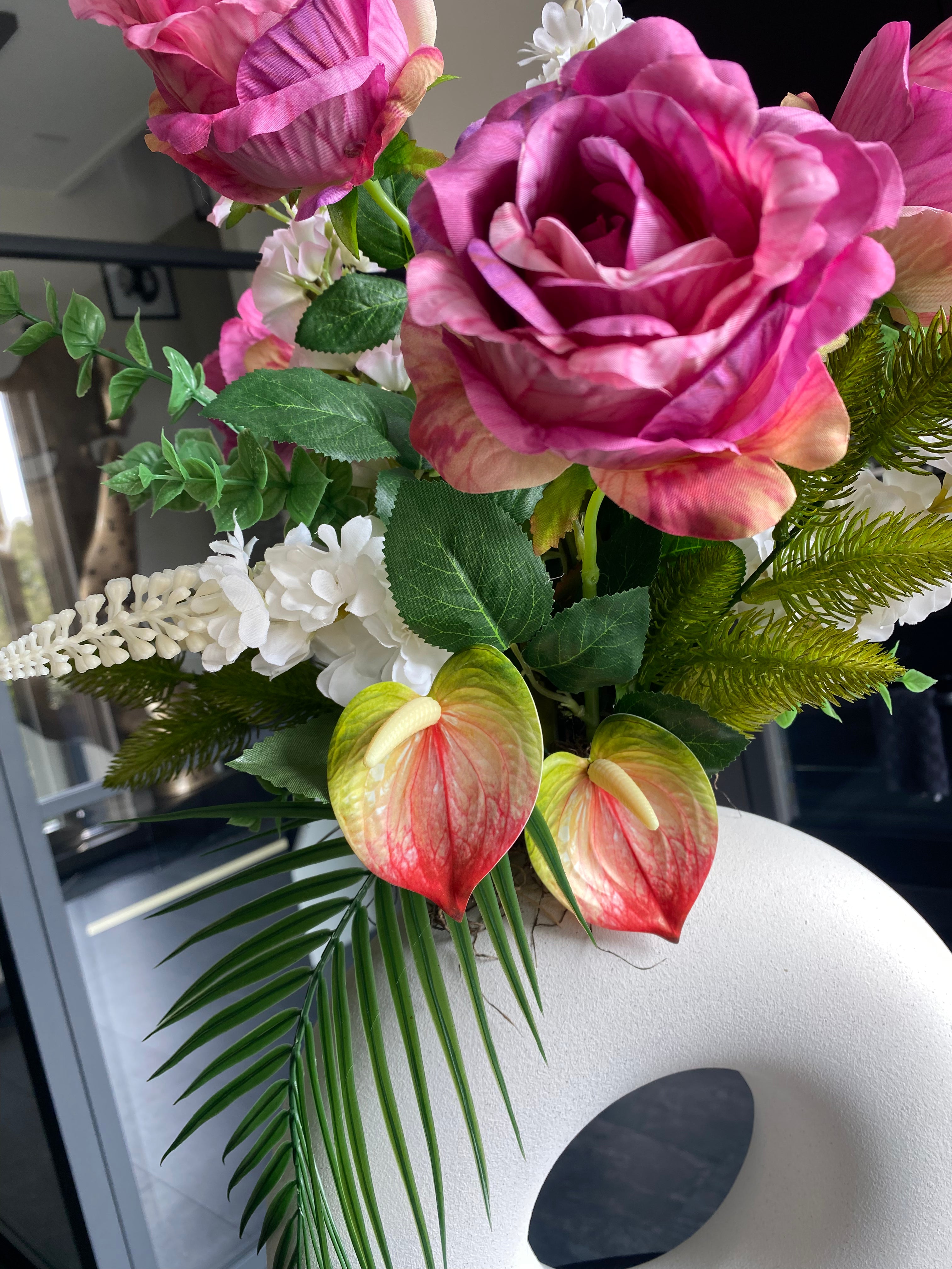 Royal Pink Elegance – Arrangement floral artificiel de luxe rose avec vase design blanc | ±70 cm