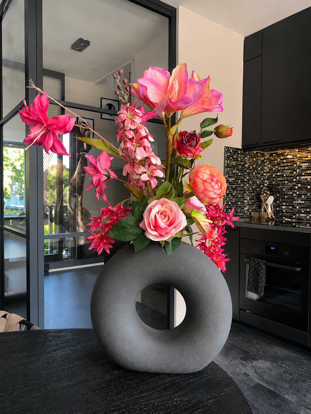 Luxe roze kunstbloemen bloemstuk van 70 cm inclusief moderne designvaas met zijden magnolia's, rozen en pioenrozen voor een stijlvolle woonkamer.