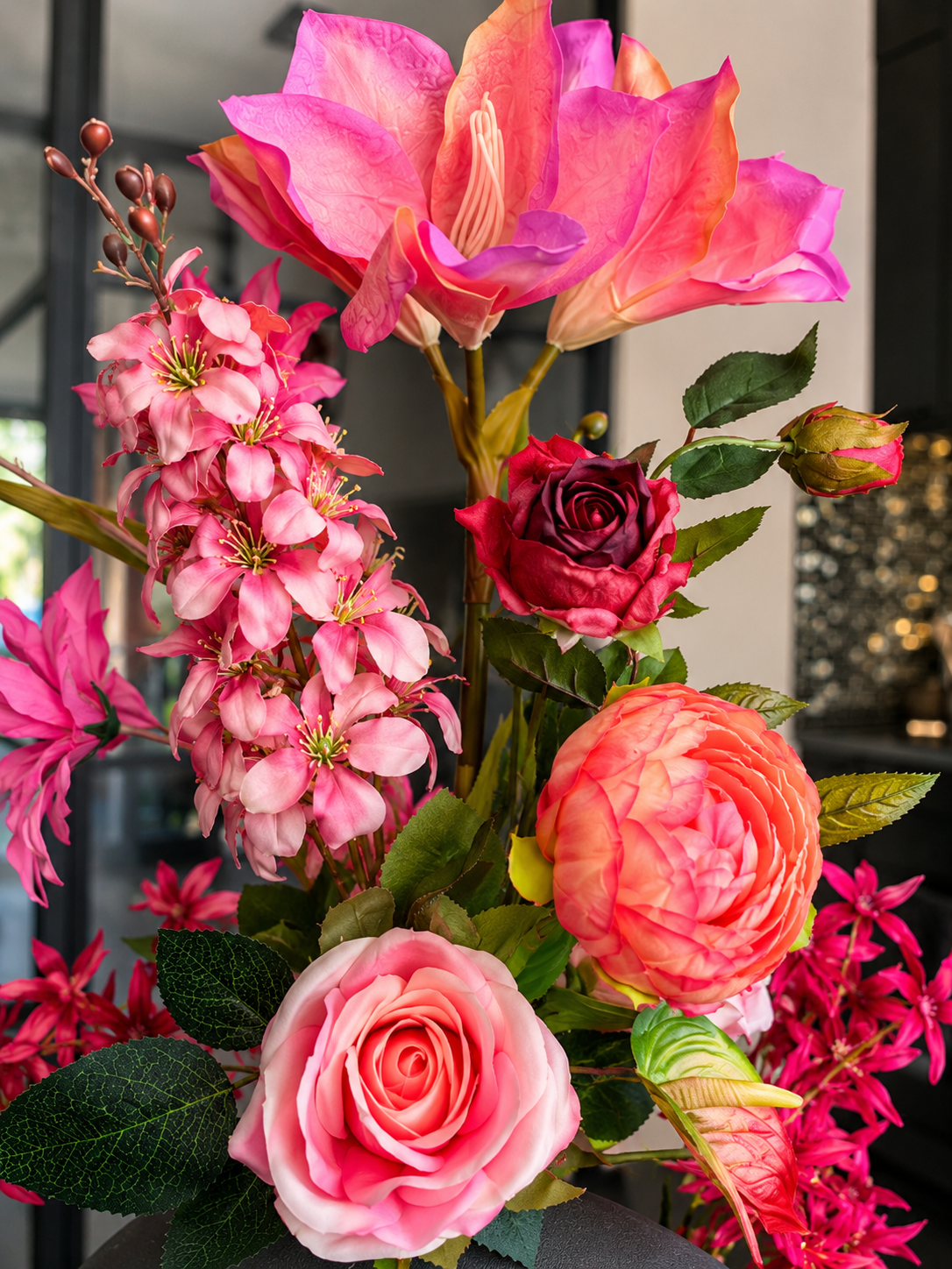 Luxe roze kunstbloemen bloemstuk van 70 cm inclusief moderne designvaas met zijden magnolia's, rozen en pioenrozen voor een stijlvolle woonkamer.