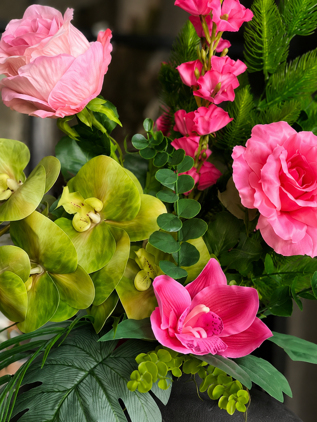 Composition florale artificielle Orchidée Rose & Roses avec Vase Design – 70 cm