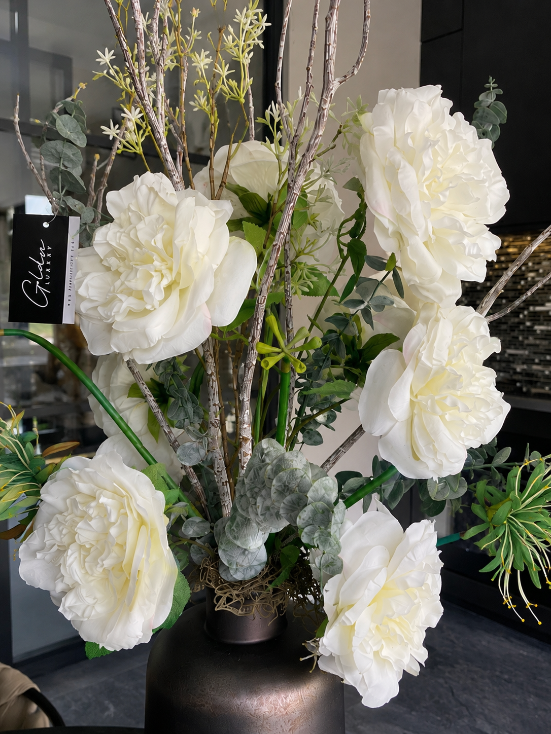 Bouquet d'art blanc élégant avec eucalyptus et branches décoratives