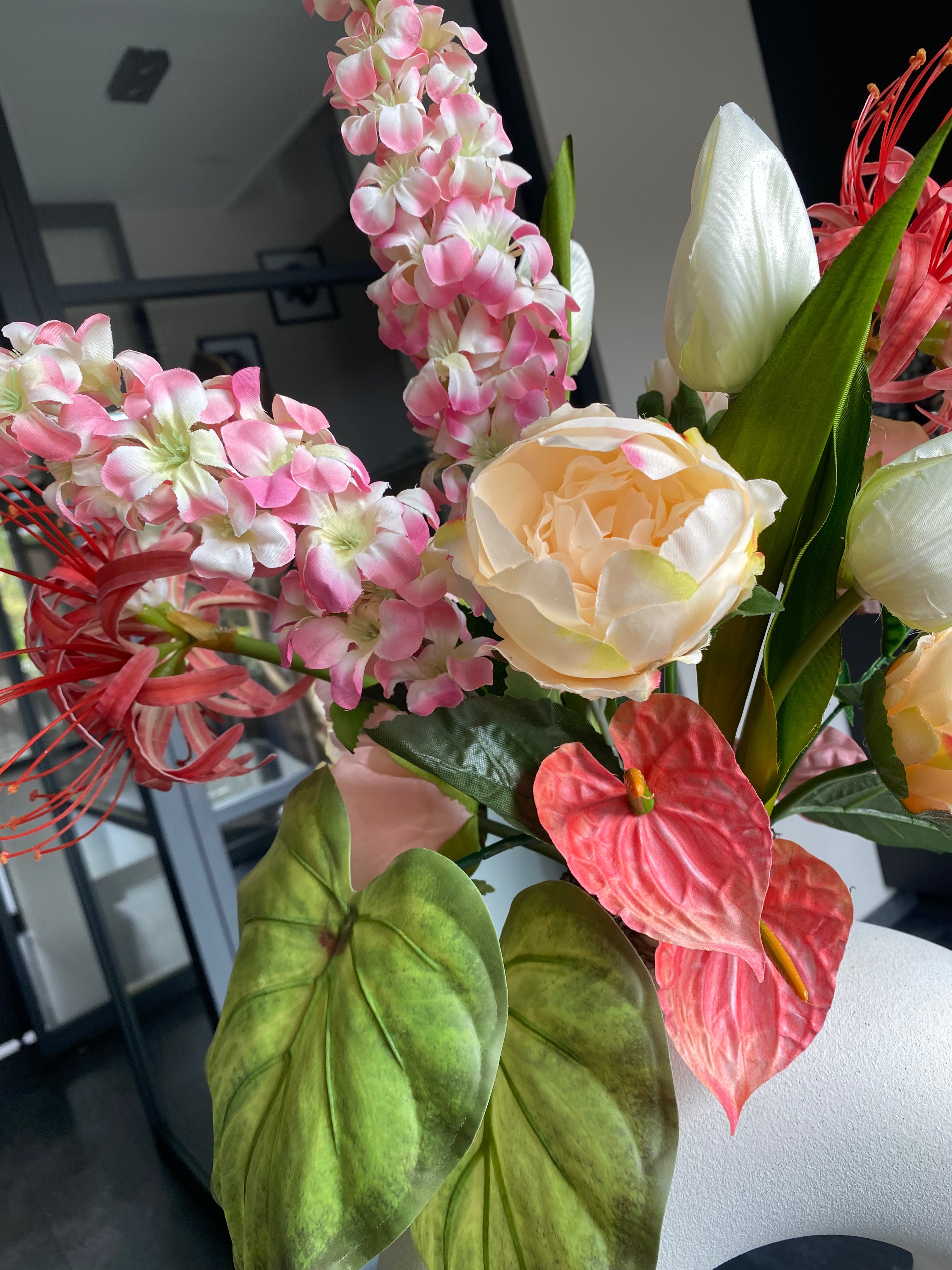 Tropical Blush Elegance – Composition de fleurs artificielles de luxe rose et corail avec vase | ±70 cm