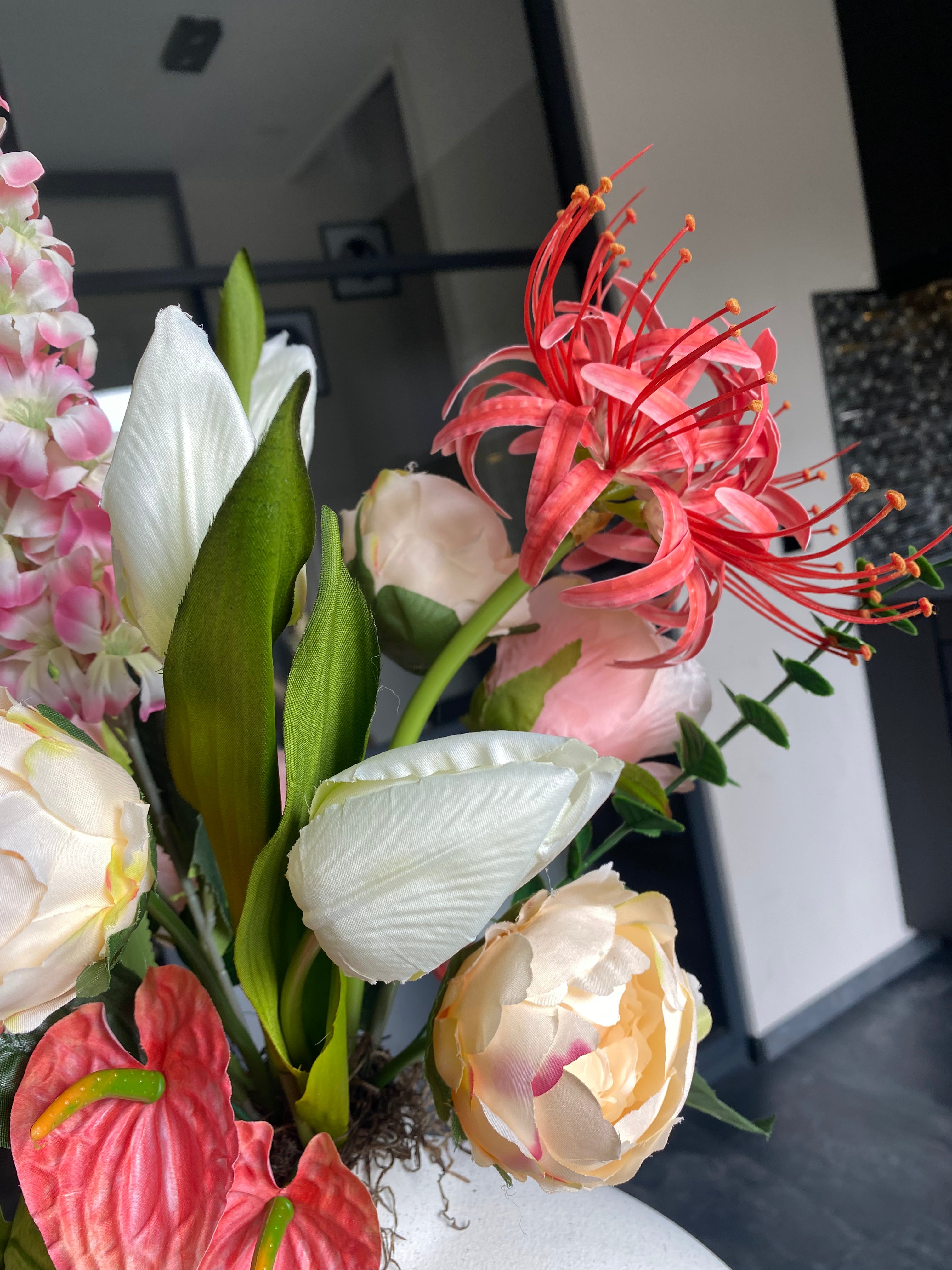 Tropical Blush Elegance – Composition de fleurs artificielles de luxe rose et corail avec vase | ±70 cm