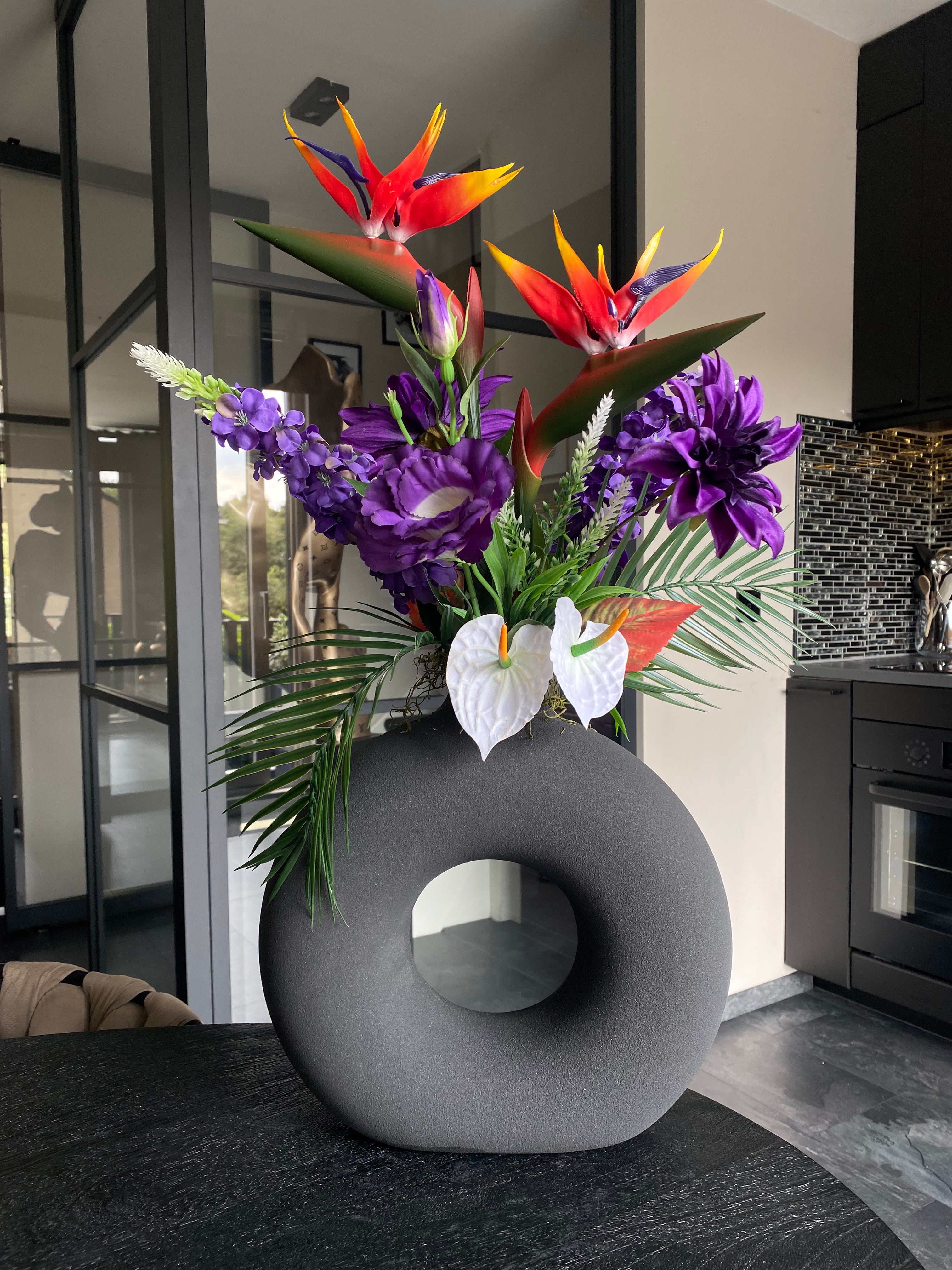 Tropical Purple Paradise – Composition florale artificielle de luxe avec des oiseaux de paradis