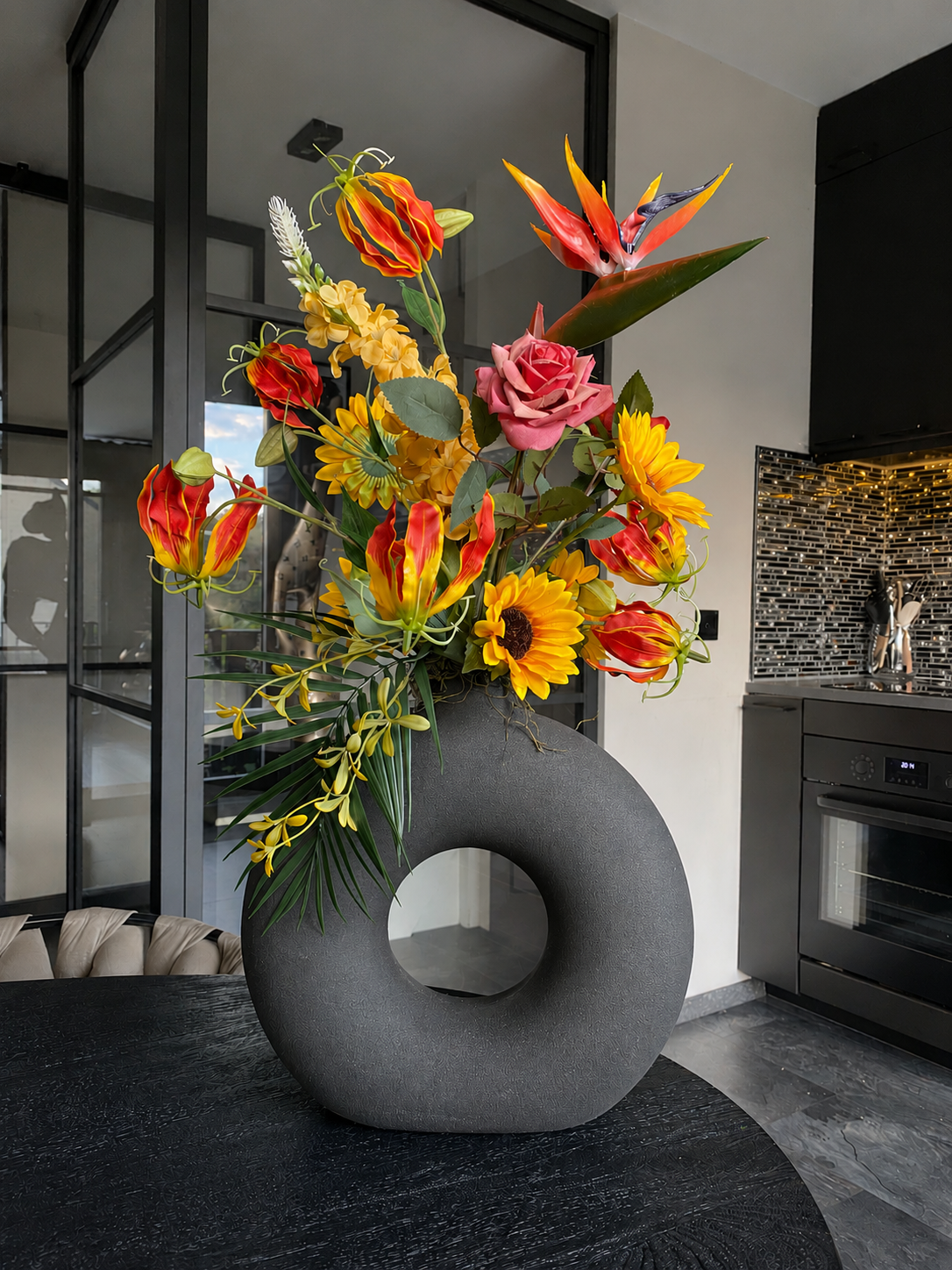 Tropical Sunset Luxe – Kunstbloemen Bloemstuk met Zwarte Designvaas – 70 cm