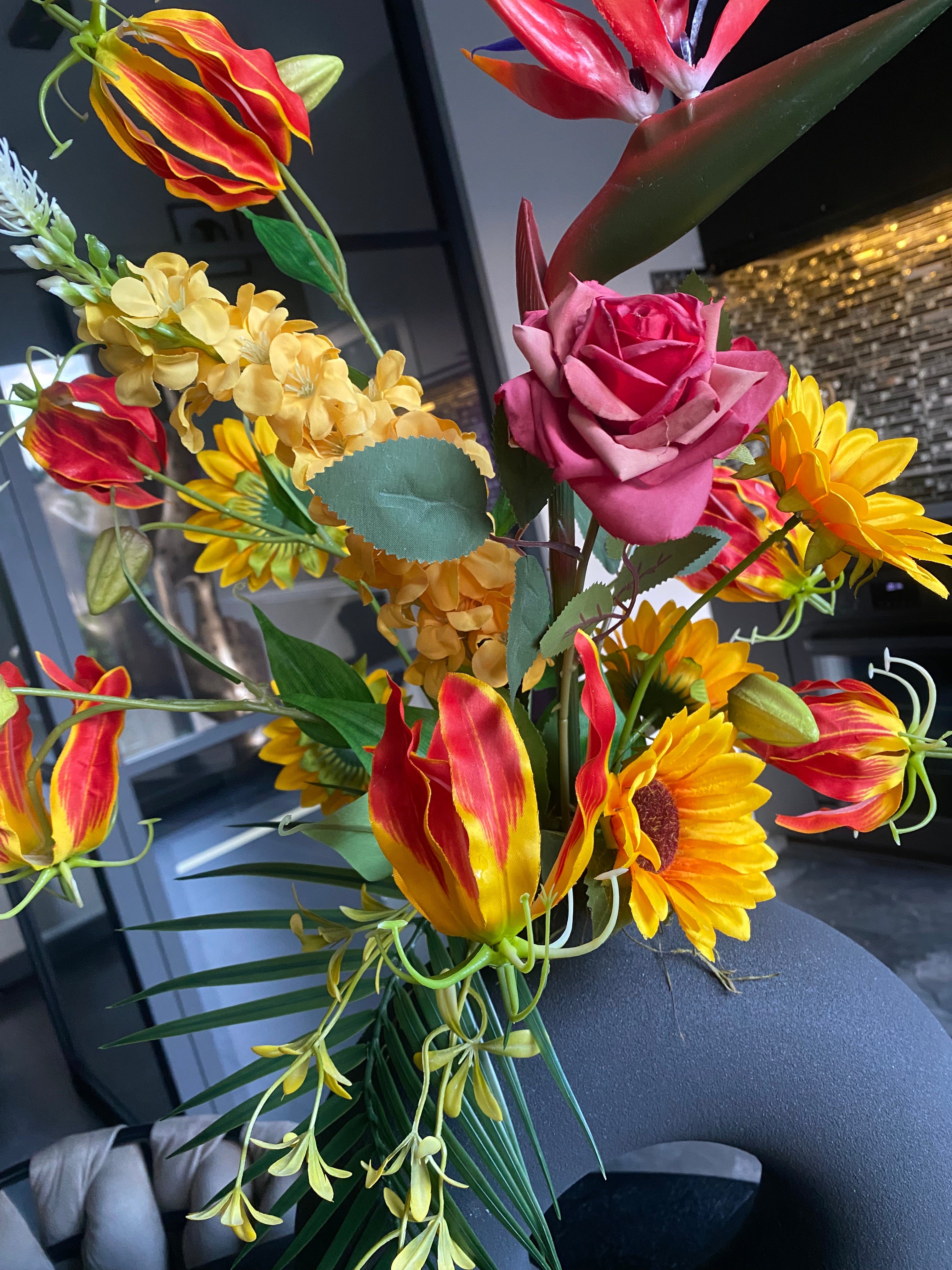 Tropical Sunset Luxe – Kunstbloemen Bloemstuk met Zwarte Designvaas – 70 cm