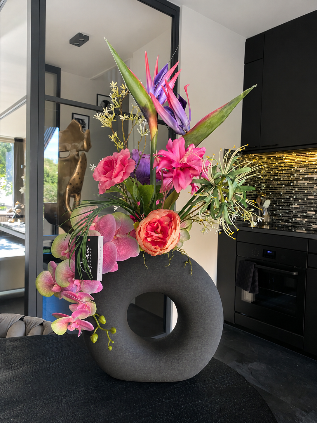 Luxe tropisch kunstbloemen bloemstuk van circa 70 cm met roze orchideeën, Strelitzia, zijden bloemen en moderne designvaas voor een stijlvol en exclusief interieur.