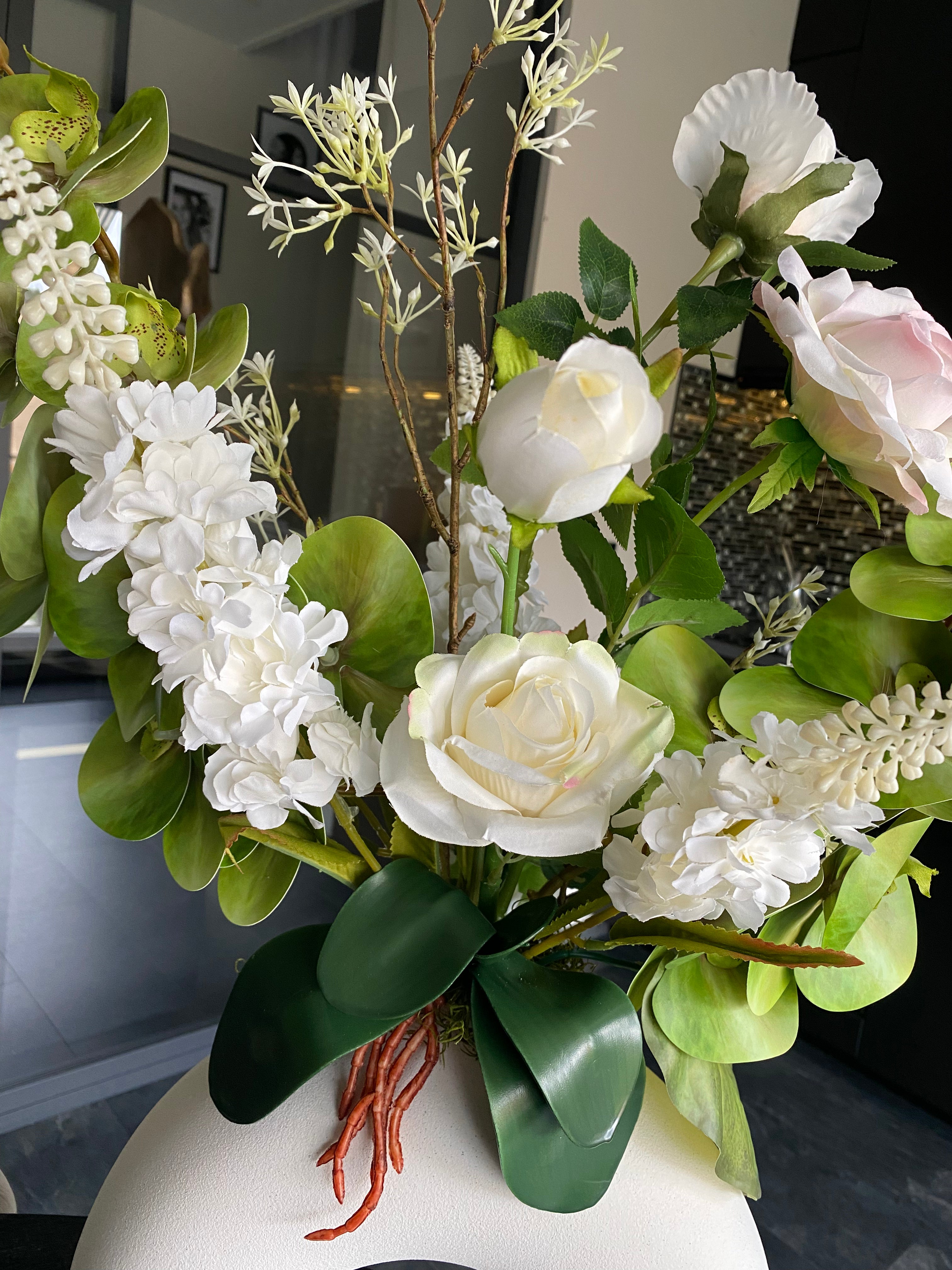 Arrangement floral de luxe en orchidées blanches artificielles avec vase design – 70 cm | GLDN Luxury