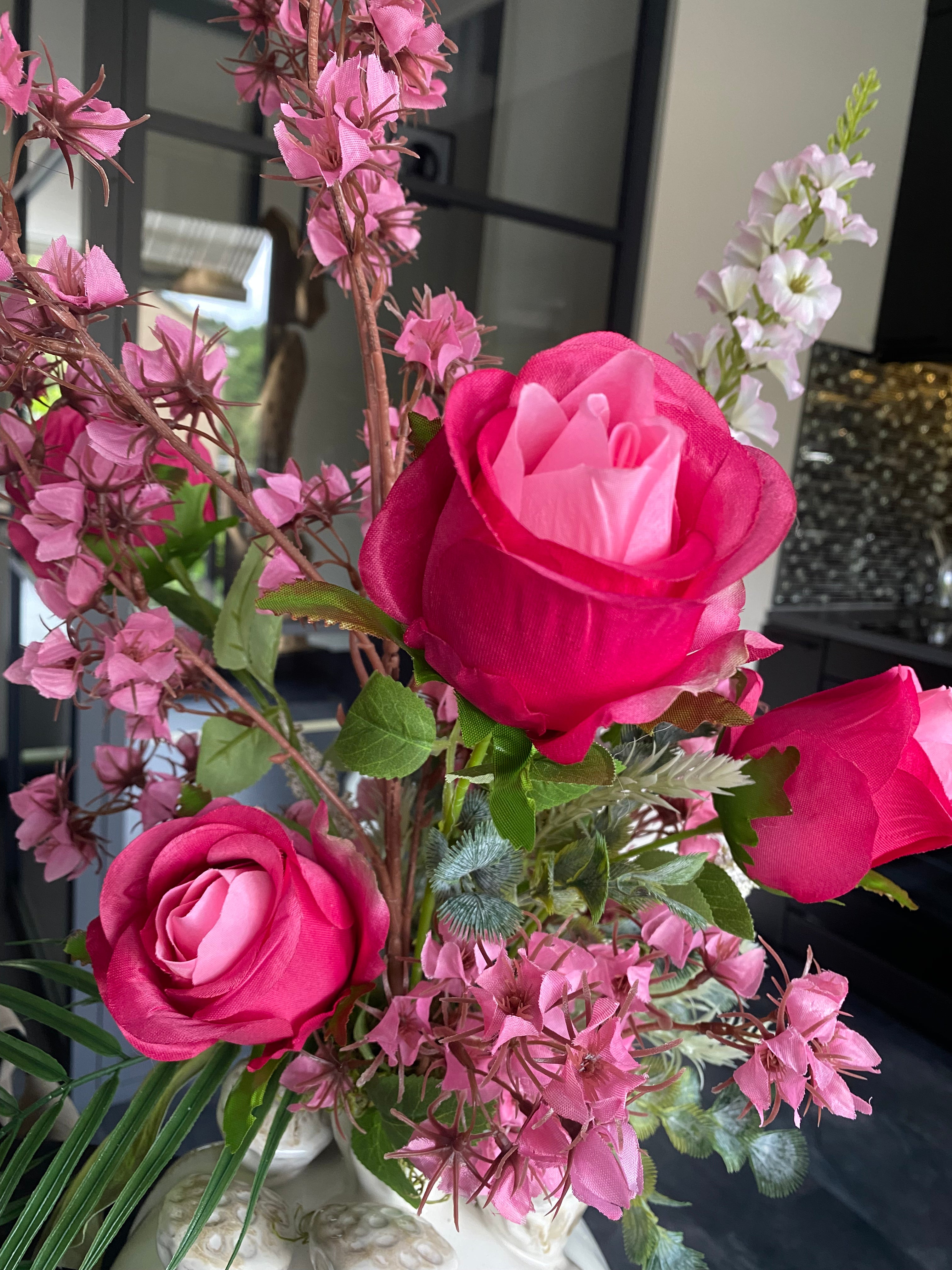 Arrangement floral exclusif en fausses fleurs roses avec roses et branches de fleurs de cerisier